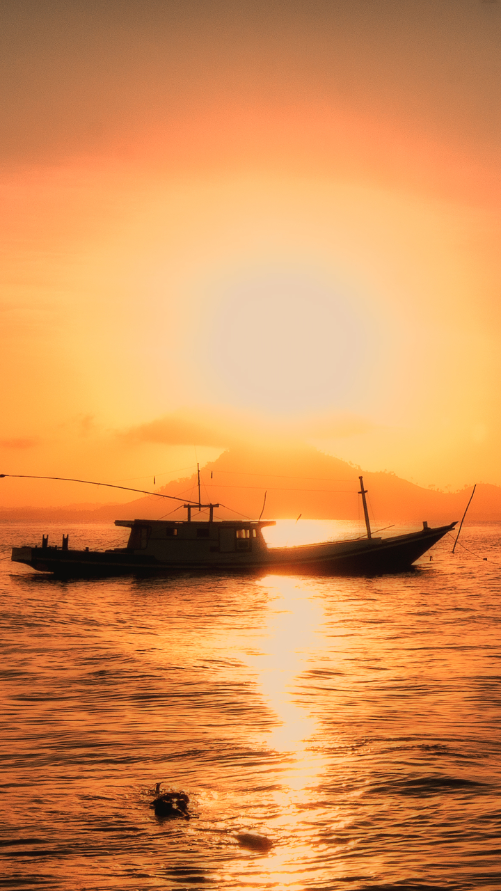 Скачать картинку Море, Индонезия, Фотографии, Закат Солнца в телефон бесплатно.
