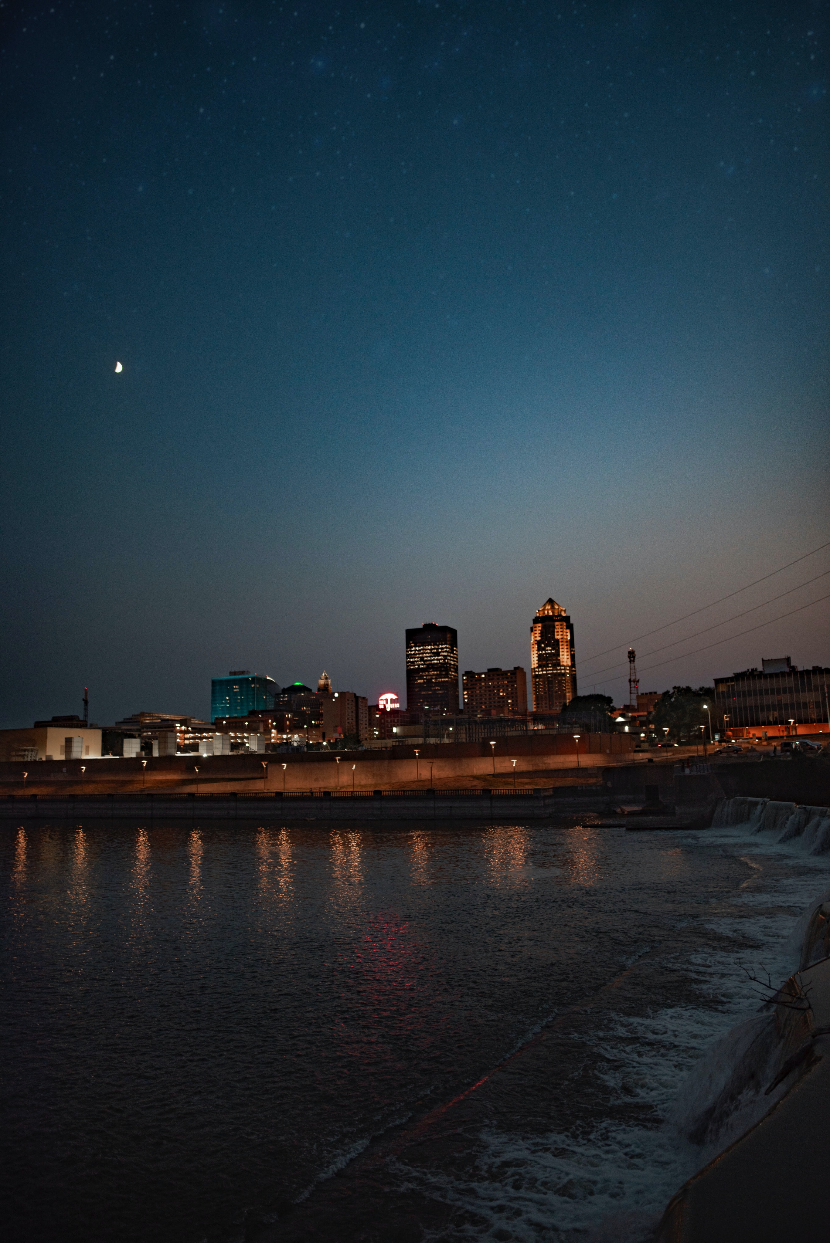 Скачать картинку Город, Здания, Города, Побережье, Вода в телефон бесплатно.