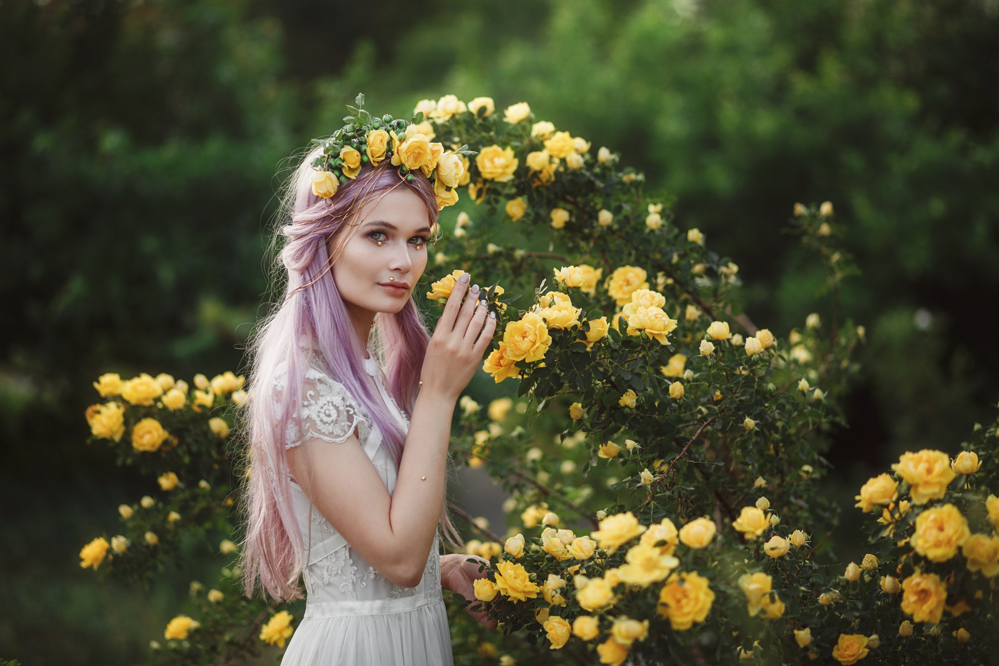 無料モバイル壁紙花, 薔薇, 花輪, ドレス, モデル, 女性, 黄色い花, ピンクの髪, 長い髪をダウンロードします。