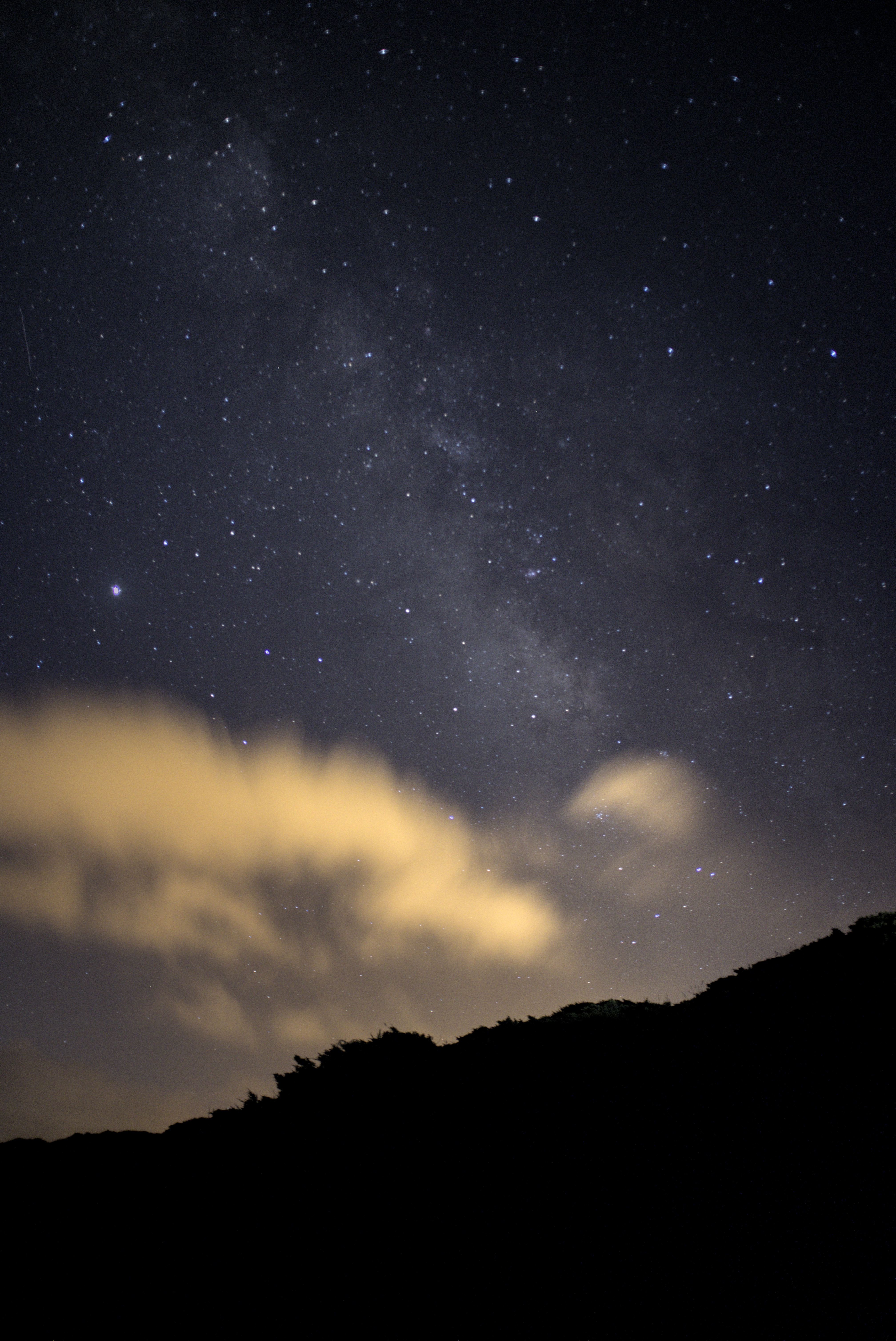 Descarga gratuita de fondo de pantalla para móvil de Cerro, Loma, Nubes, Estrellas, Oscuro, Noche, Cielo Estrellado.