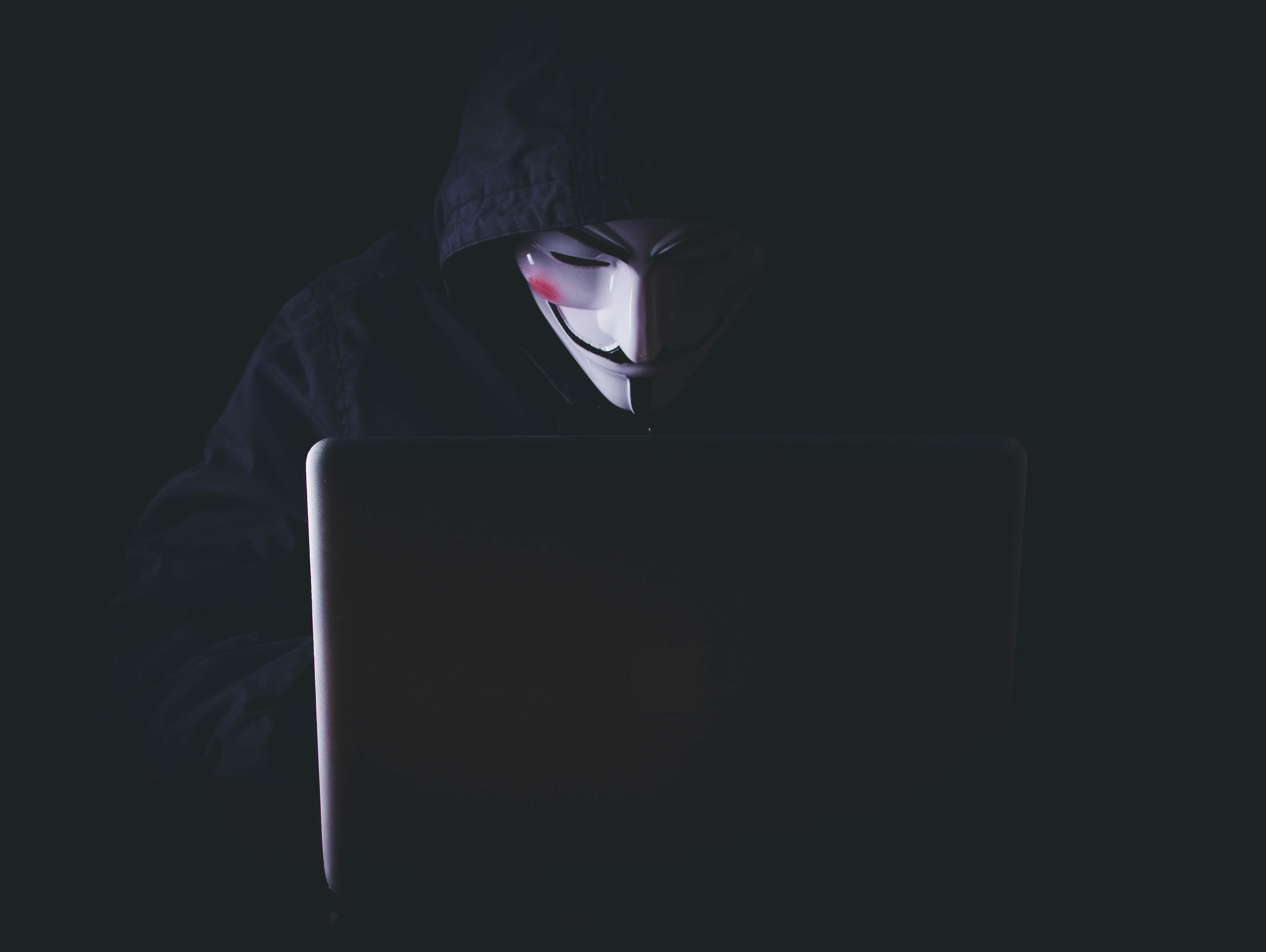155879 télécharger le fond d'écran sombre, ordinateur portable, hacker, anonyme, masque, capuche, masquer, carnet, capot, pirate - économiseurs d'écran et images gratuitement