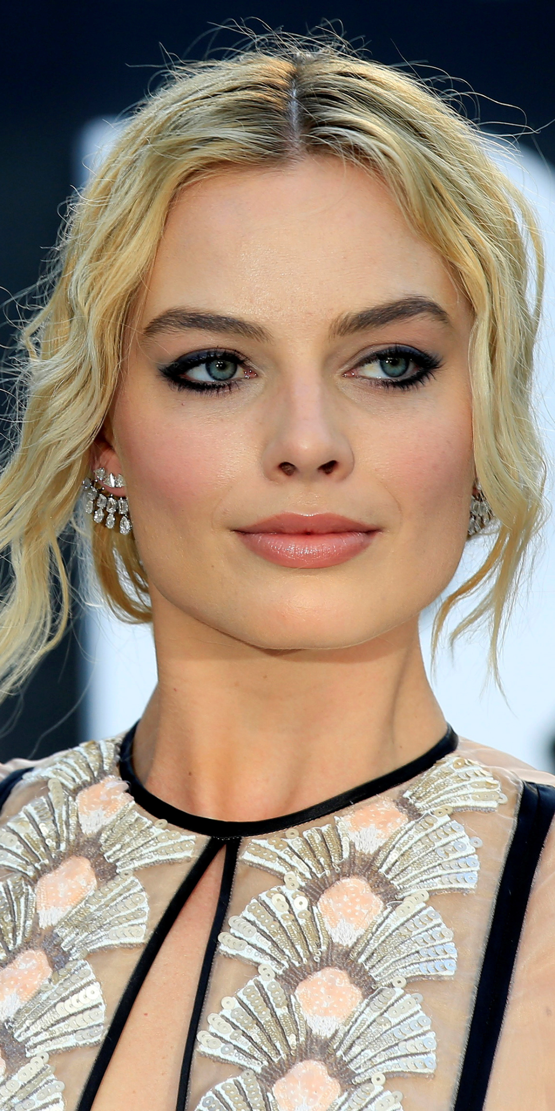 Download mobile wallpaper Blonde, Face, Blue Eyes, Celebrity, Actress, Australian, Margot Robbie for free.