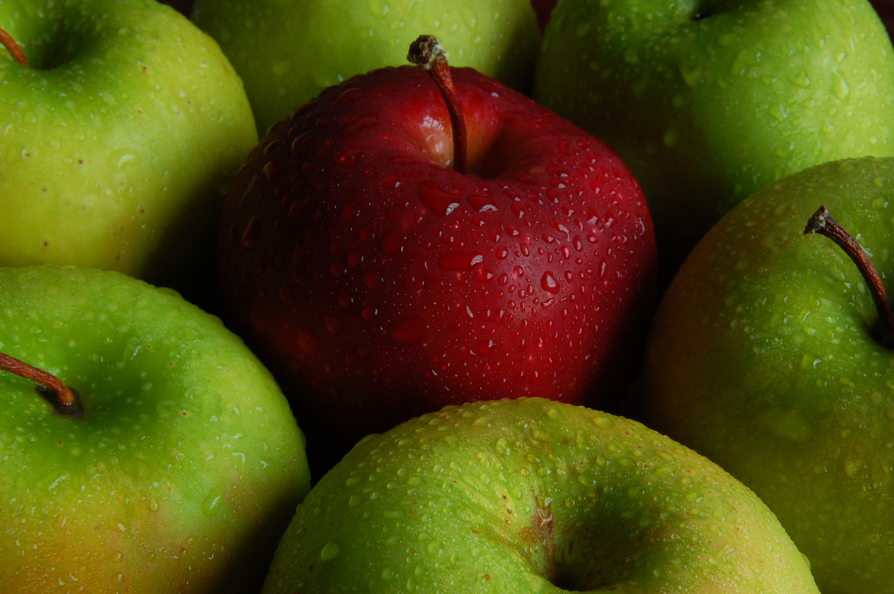 Handy-Wallpaper Frucht, Früchte, Nahrungsmittel, Wassertropfen, Apfel kostenlos herunterladen.