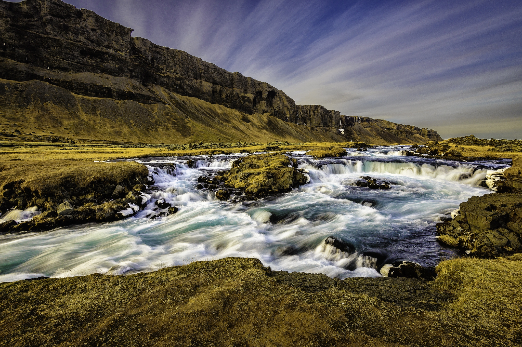 Скачать картинку Поток, Река, Горы, Природа, Исландия, Скалы в телефон бесплатно.