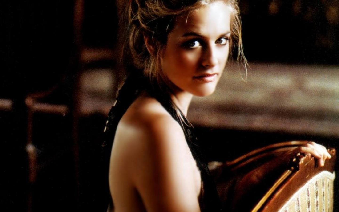 Download mobile wallpaper Celebrity, Alicia Silverstone for free.