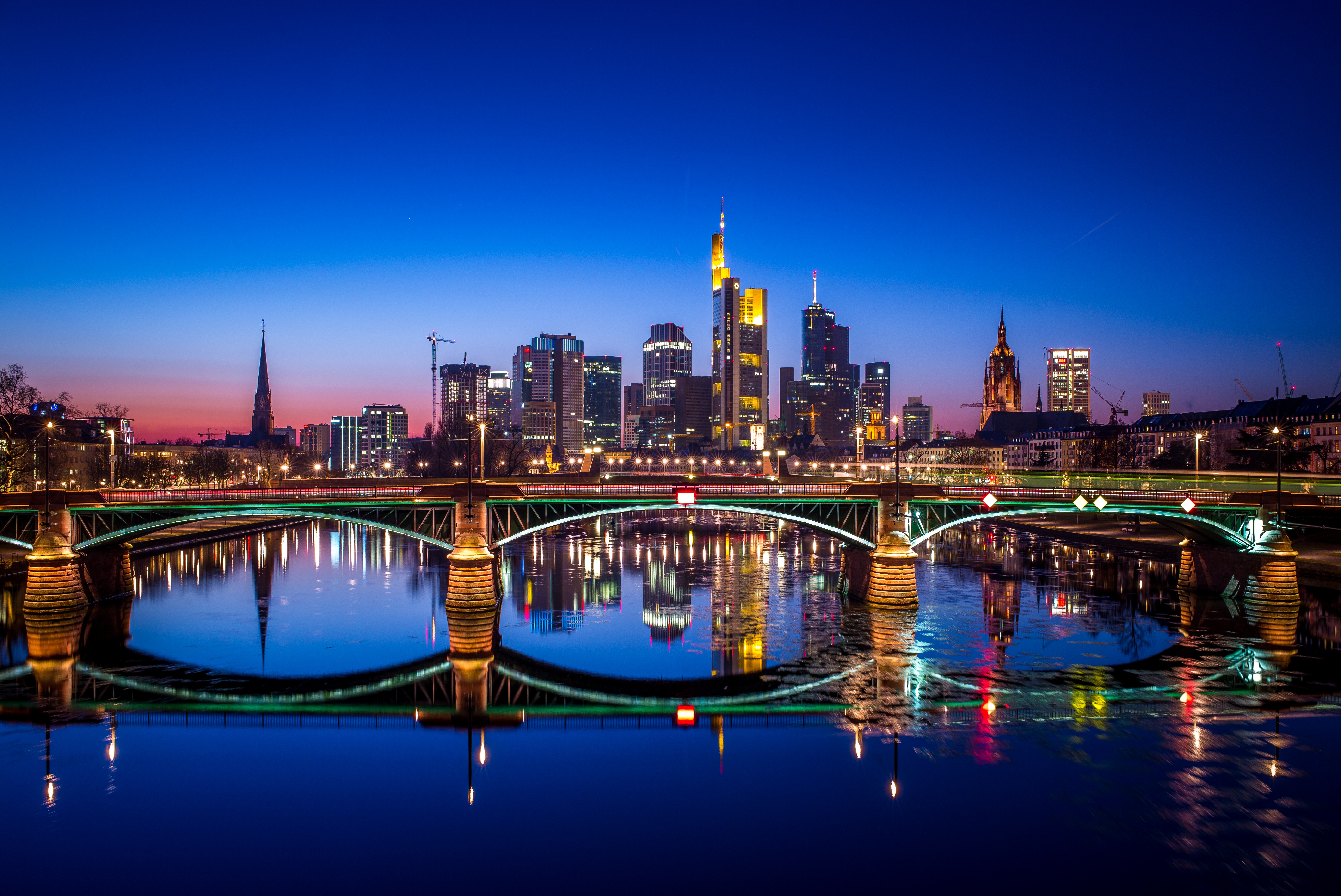 404880 скачать обои германия, река, свет, сделано человеком, франкфурт, мост, здание, город, ночь, отражение, небоскрёб, города - заставки и картинки бесплатно