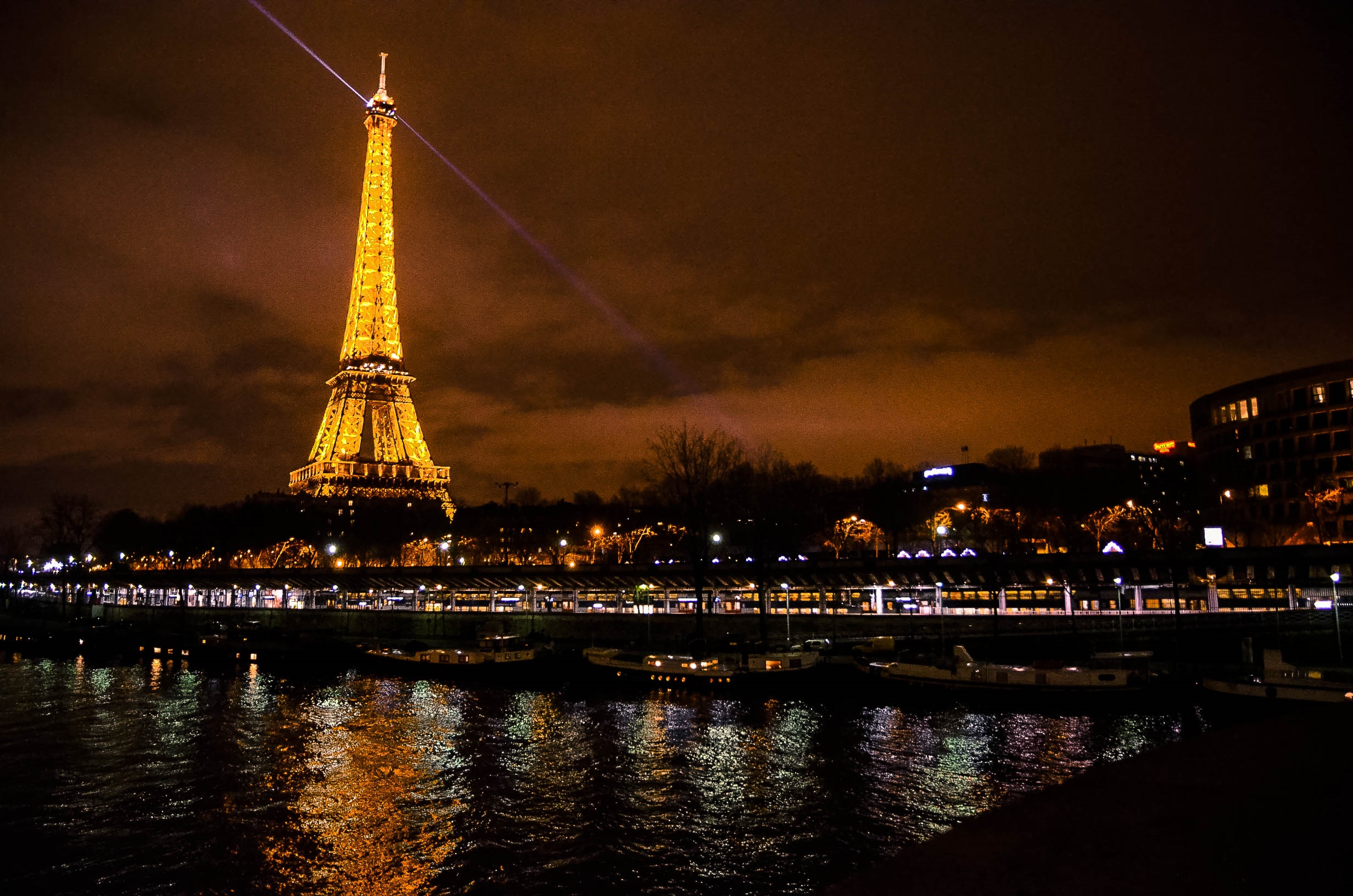 Descarga gratis la imagen Noche, París, Torre Eiffel, Monumentos, Luz, Francia, Hecho Por El Hombre en el escritorio de tu PC