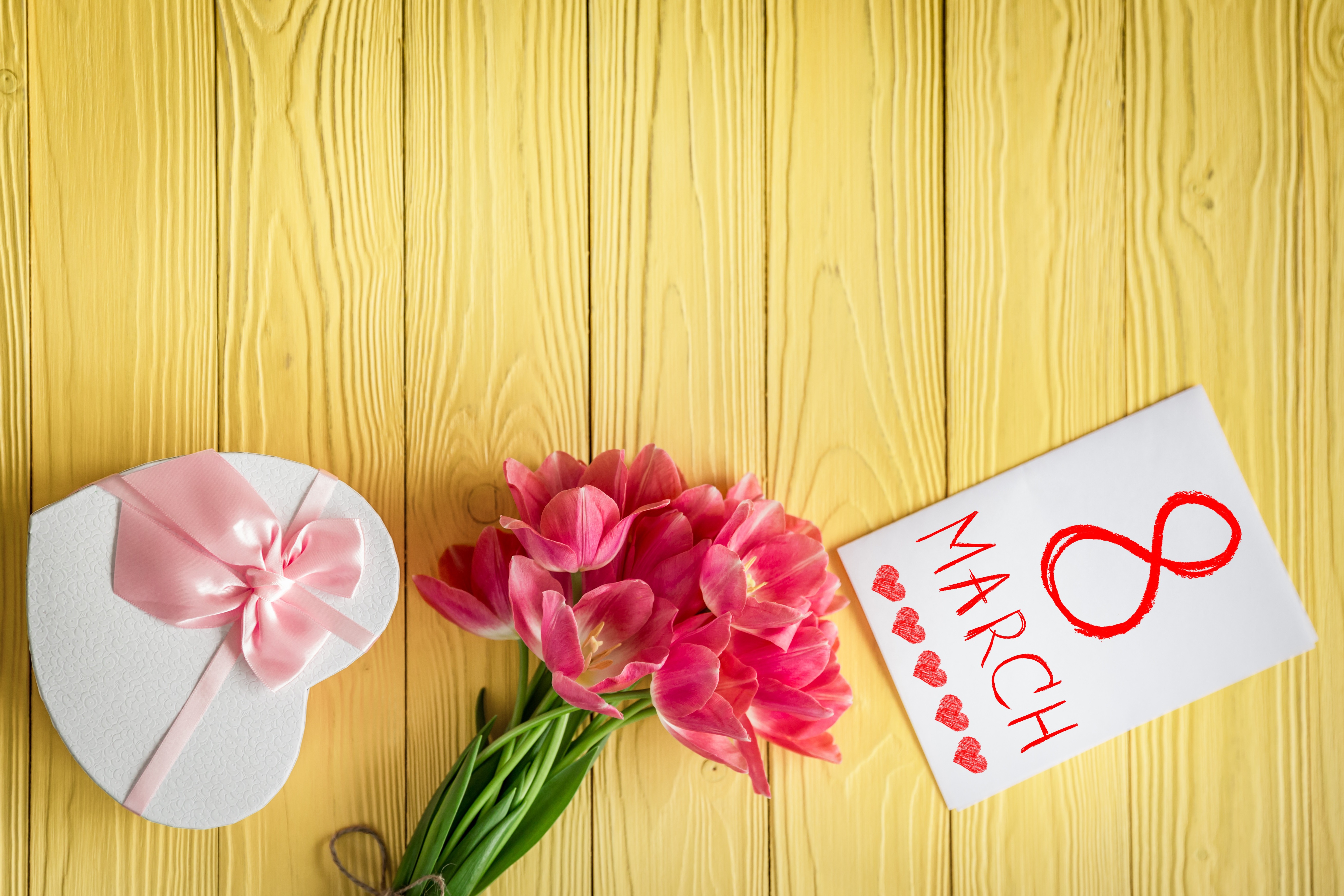 821329 baixar papel de parede feriados, dia internacional da mulher, flor, presente, em forma de coração, flor rosa - protetores de tela e imagens gratuitamente