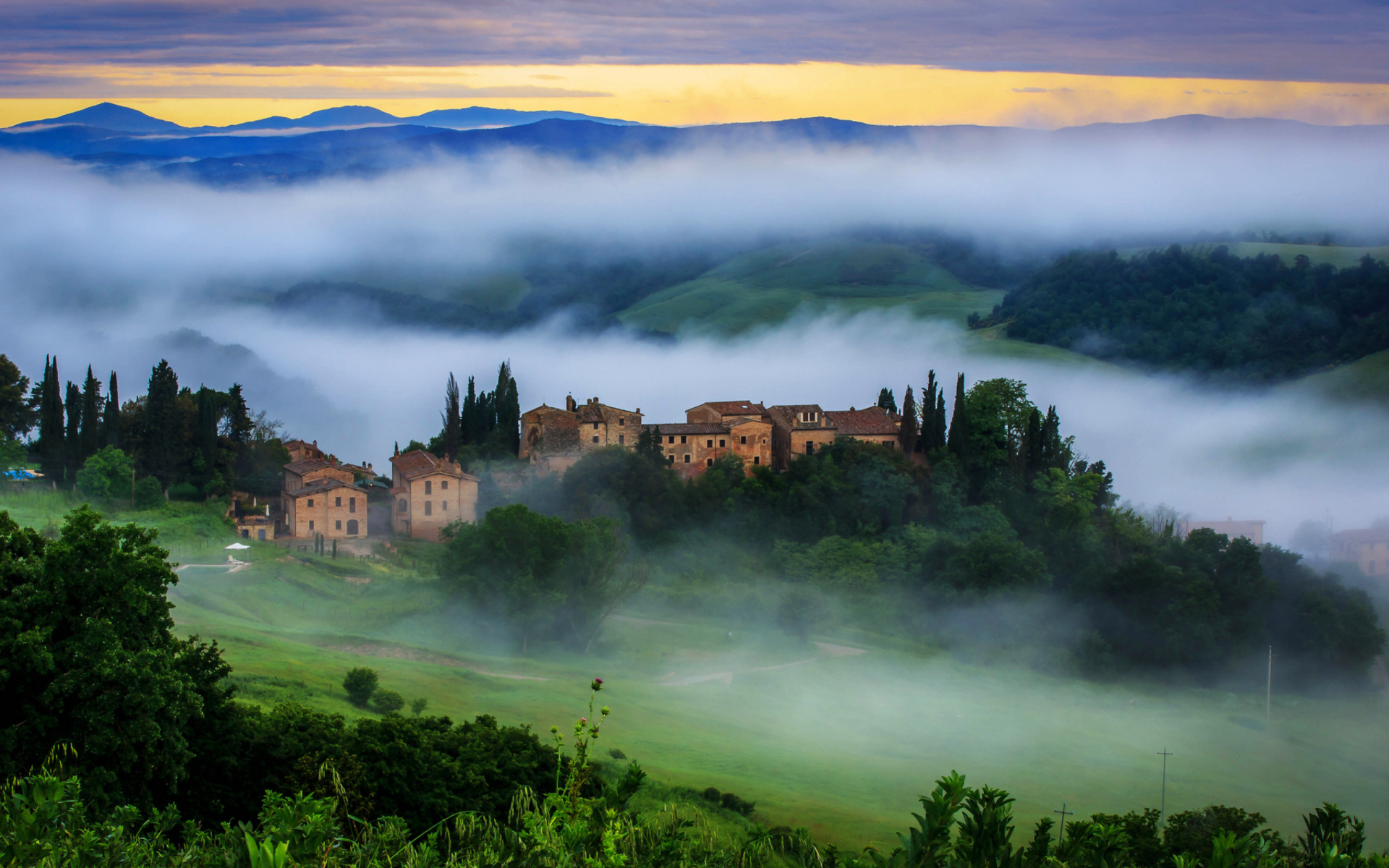 Download mobile wallpaper Italy, Fog, House, Field, Hill, Photography, Tuscany for free.