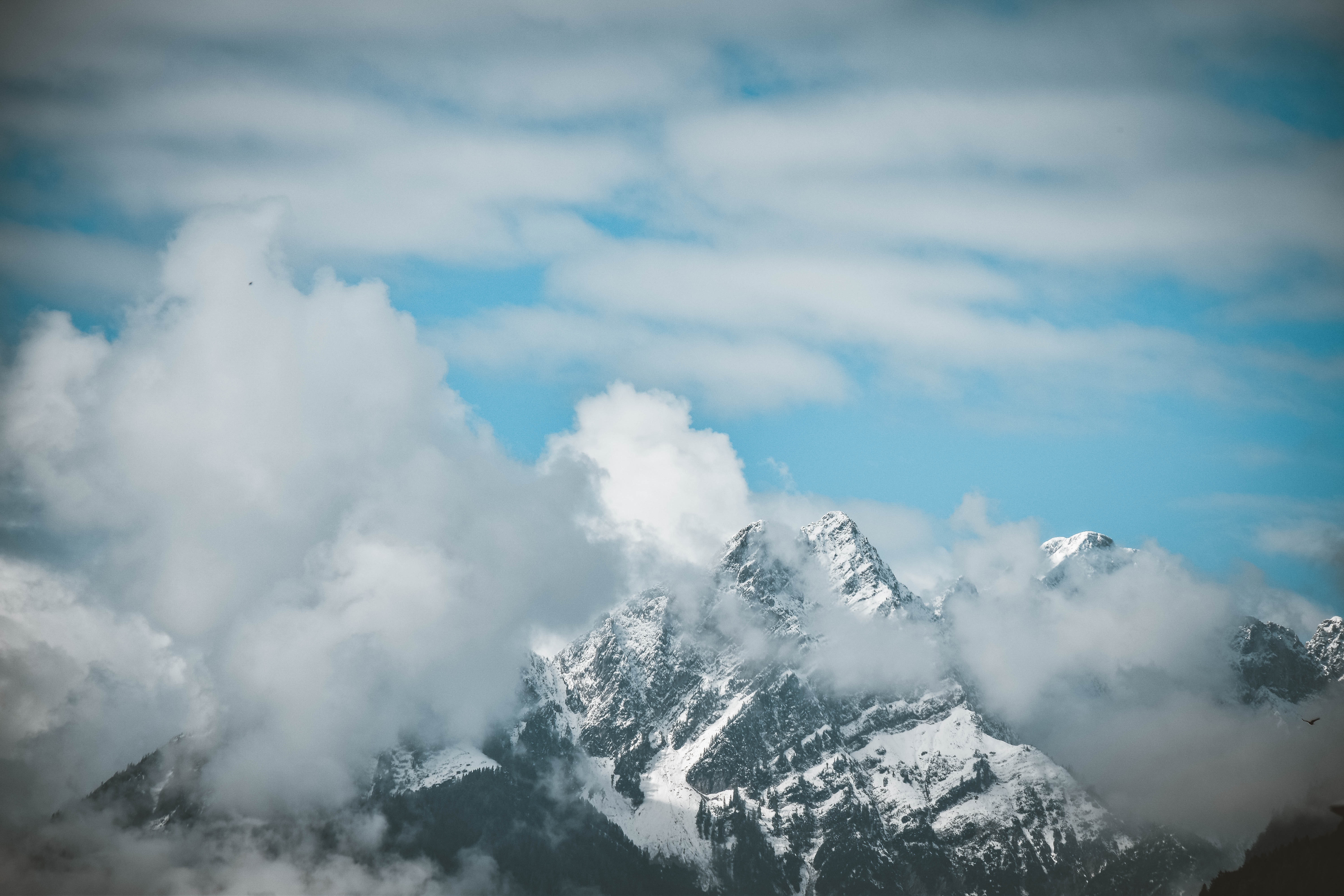Скачать картинку Пик, Вершина, Природа, Гора, Туман, Облака, Вид Сверху в телефон бесплатно.