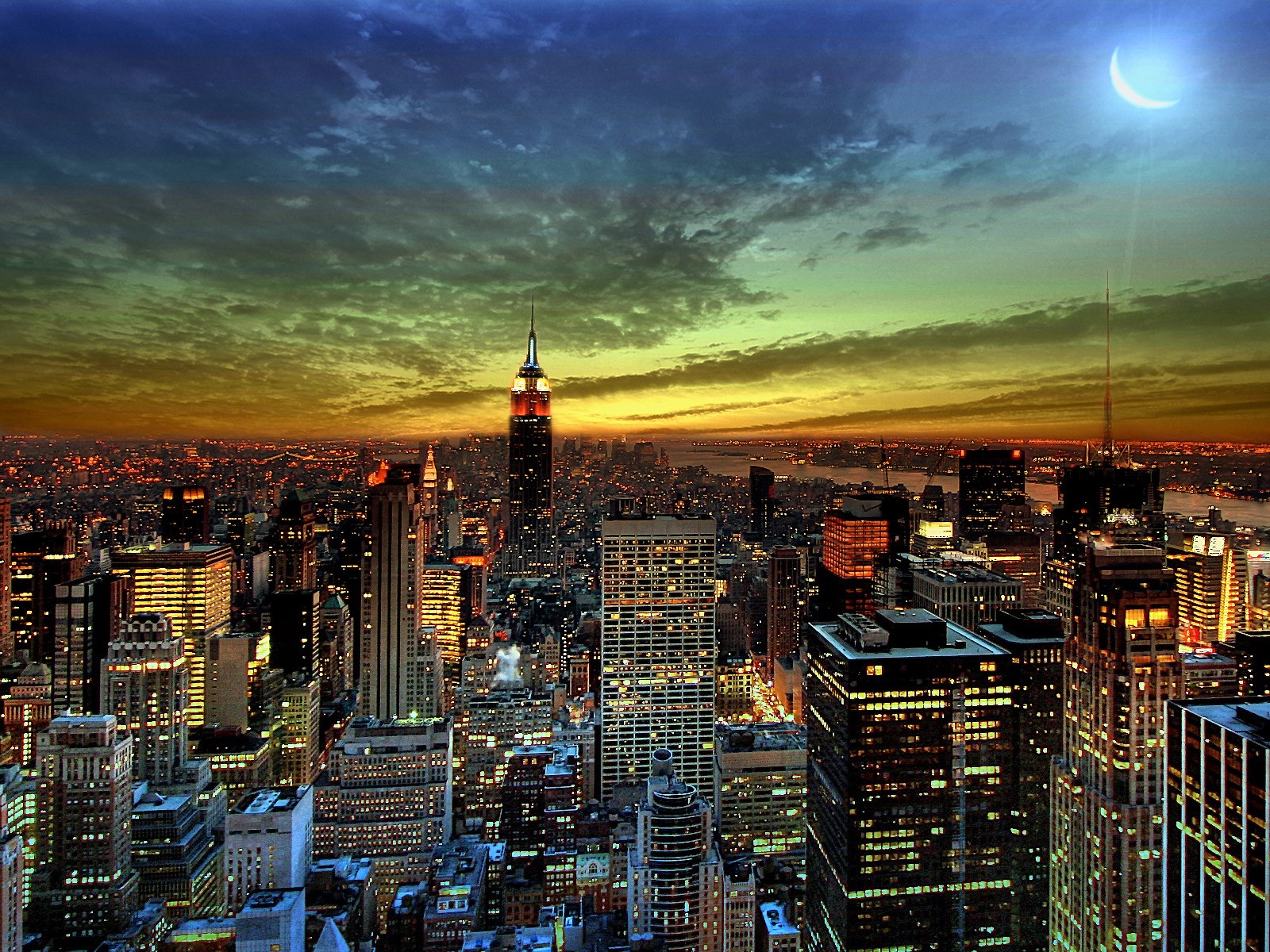 Скачать картинку Города, Луна, Город, Сумерки, Здание, Городской Пейзаж, Нью Йорк, Сделано Человеком, Манхэттен в телефон бесплатно.