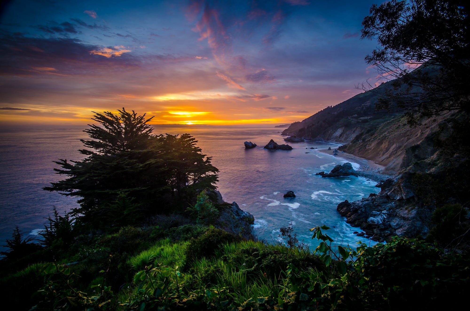 Descarga gratuita de fondo de pantalla para móvil de Mar, Horizonte, Montaña, Costa, Árbol, Océano, Atardecer, Tierra/naturaleza.