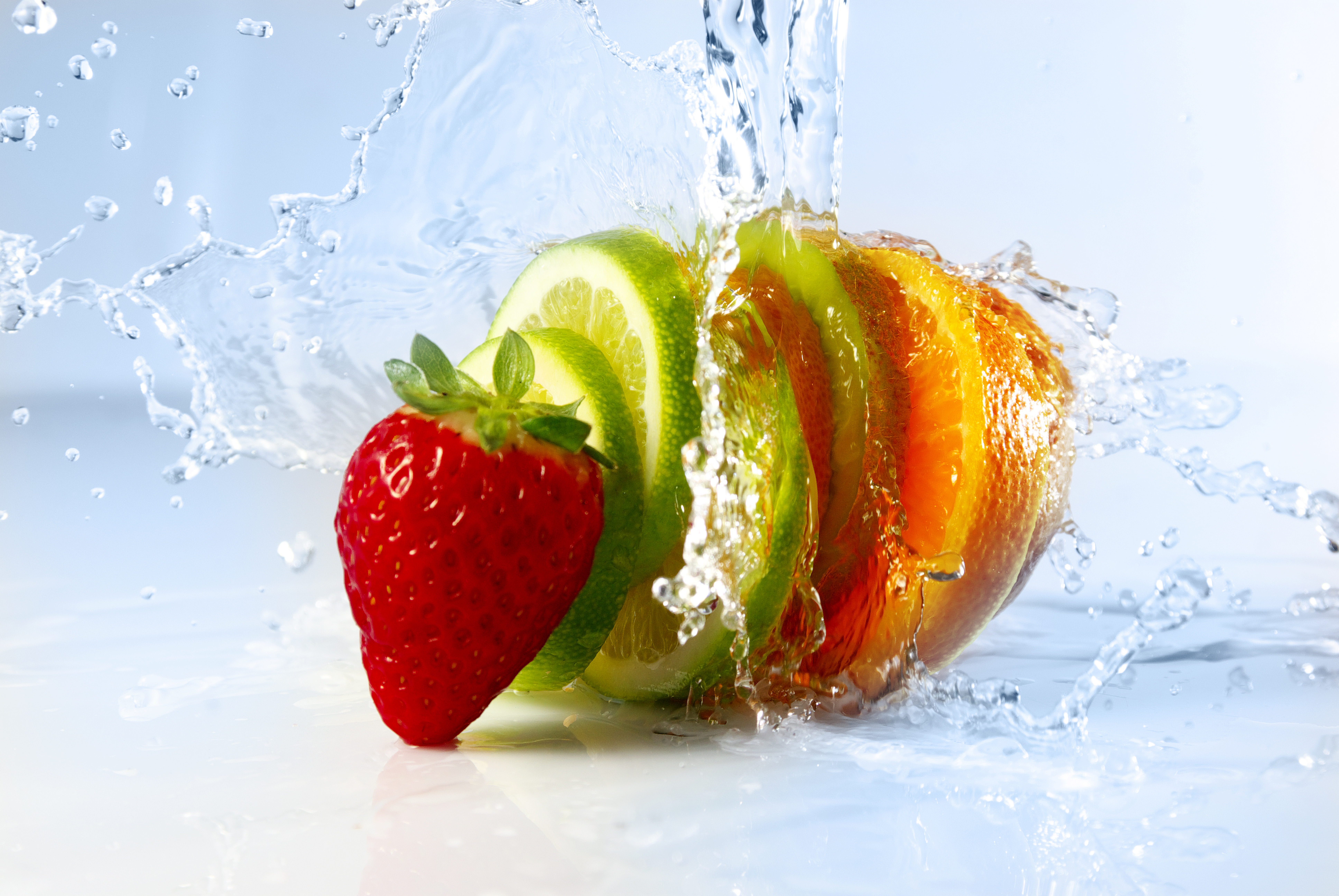 1526909 Hintergrundbild herunterladen nahrungsmittel, frucht, limone, orange (obst), erdbeere, wasser, früchte - Bildschirmschoner und Bilder kostenlos