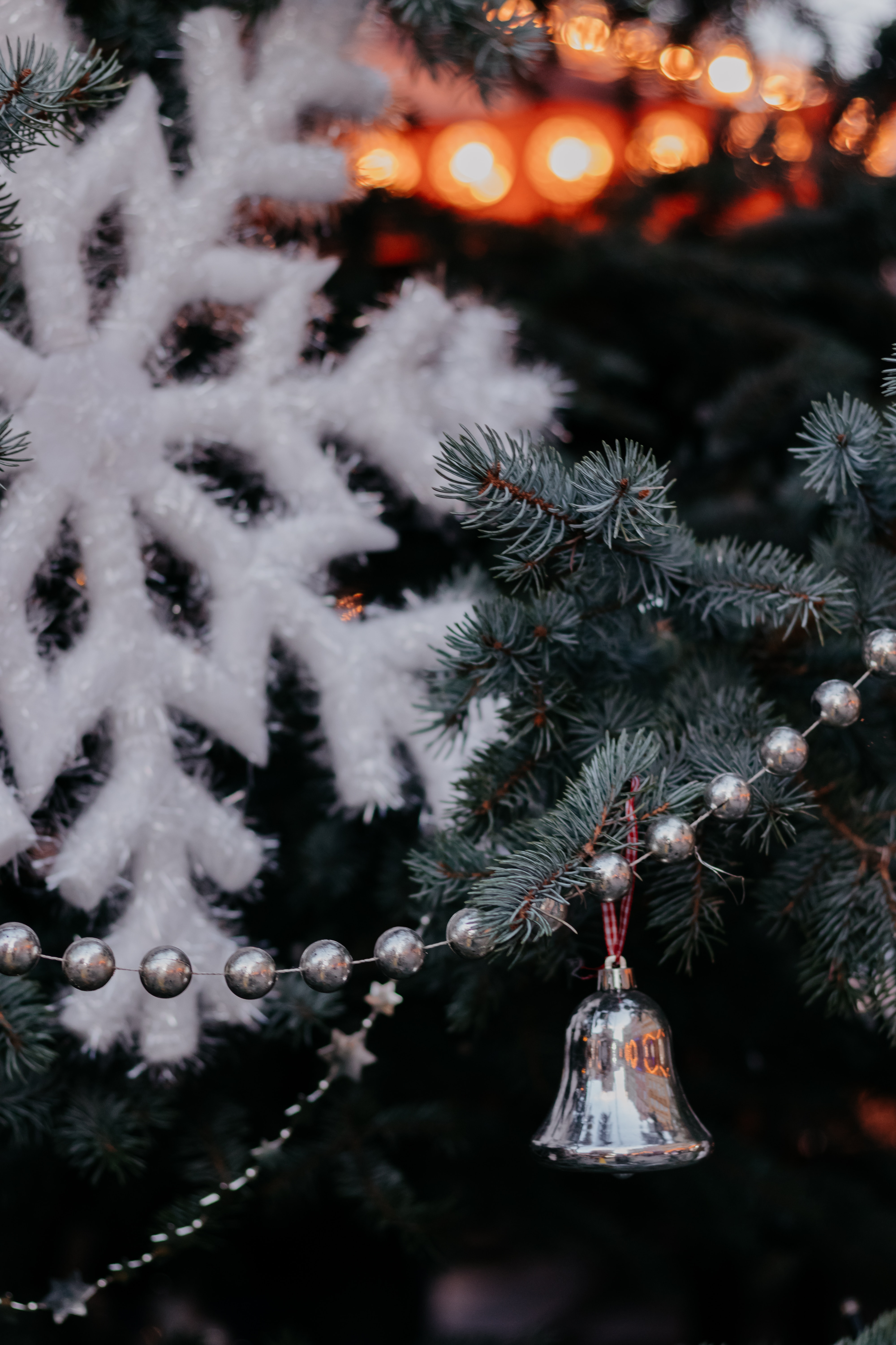 63268 Hintergrundbild herunterladen feiertage, neujahr, dekoration, weihnachten, neues jahr, weihnachtsbaum, girlande, garland, glocke, bell - Bildschirmschoner und Bilder kostenlos