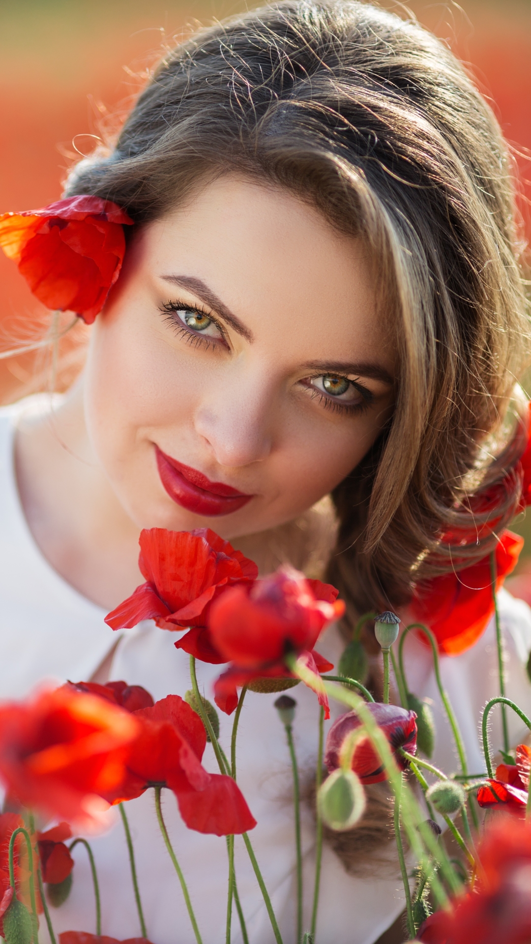 Téléchargez des papiers peints mobile Été, Le Sourire, Coquelicot, Brunette, Brune, Femmes, Fleur Rouge, Top Model, Rouge À Lèvres, Profondeur De Champ gratuitement.