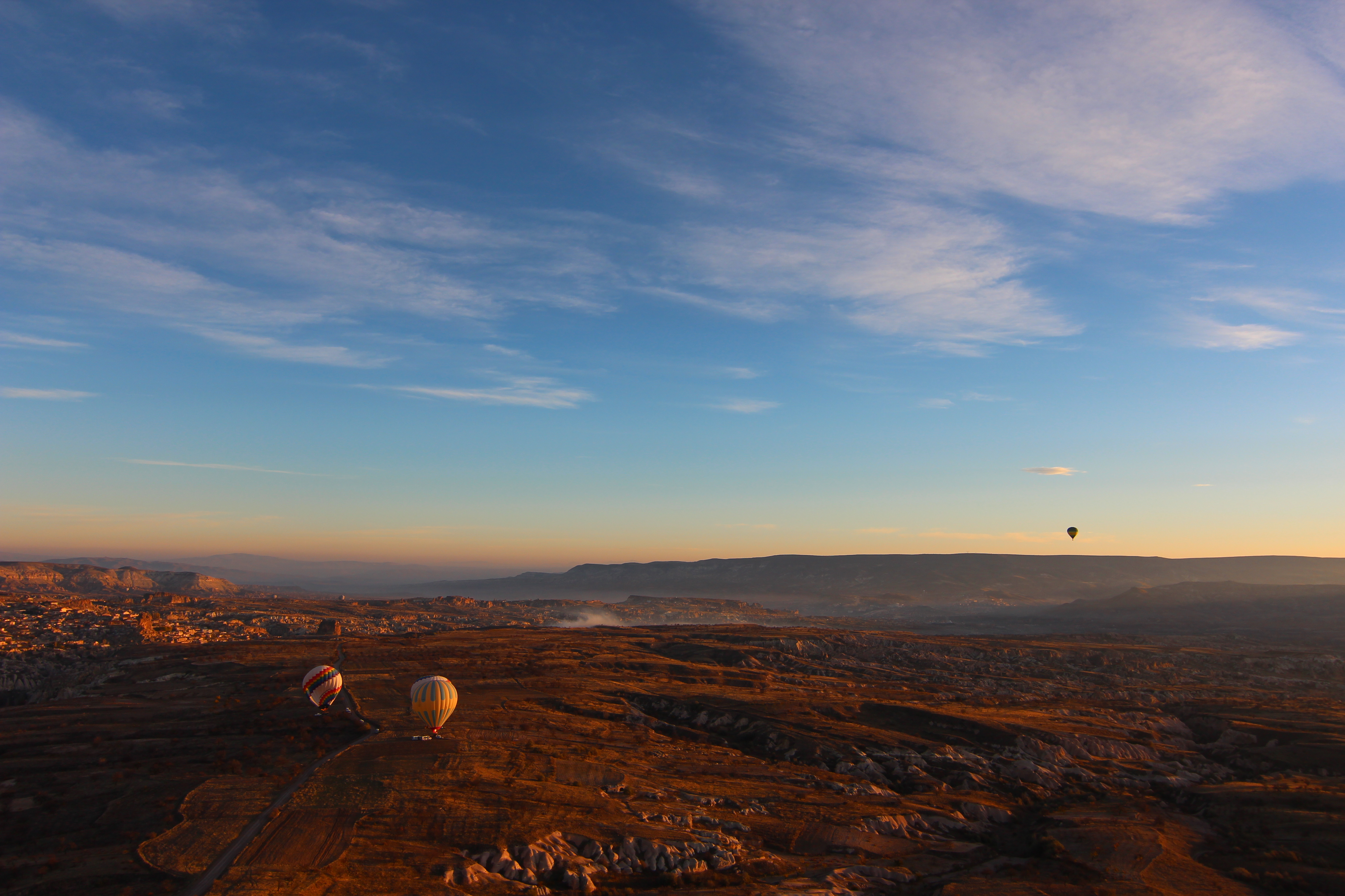 Handy-Wallpaper Landschaft, Gebirge, Himmel, Fahrzeuge, Türkei, Heißluftballon kostenlos herunterladen.