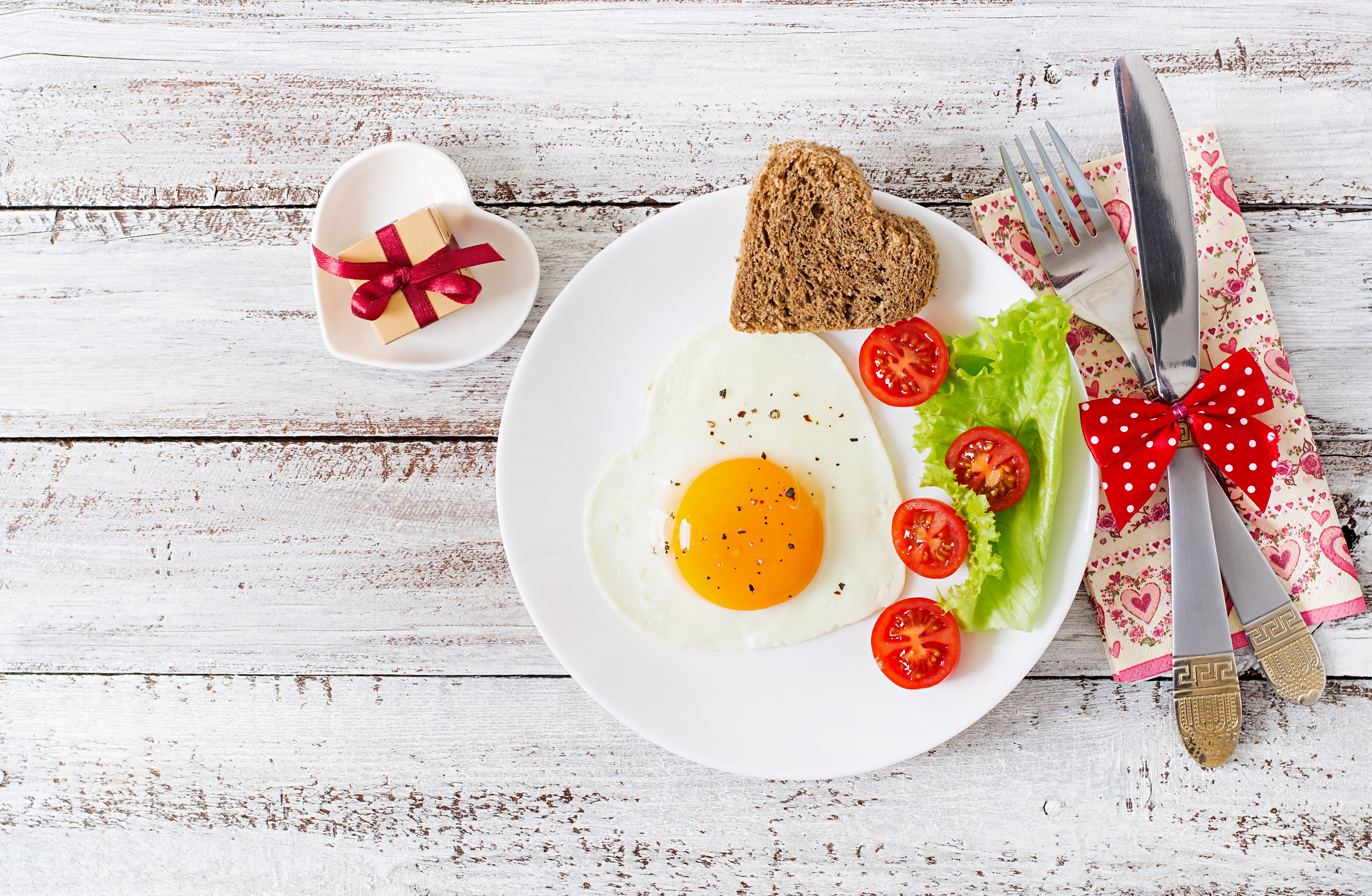 Free download wallpaper Food, Still Life, Egg, Tomato, Heart Shaped on your PC desktop
