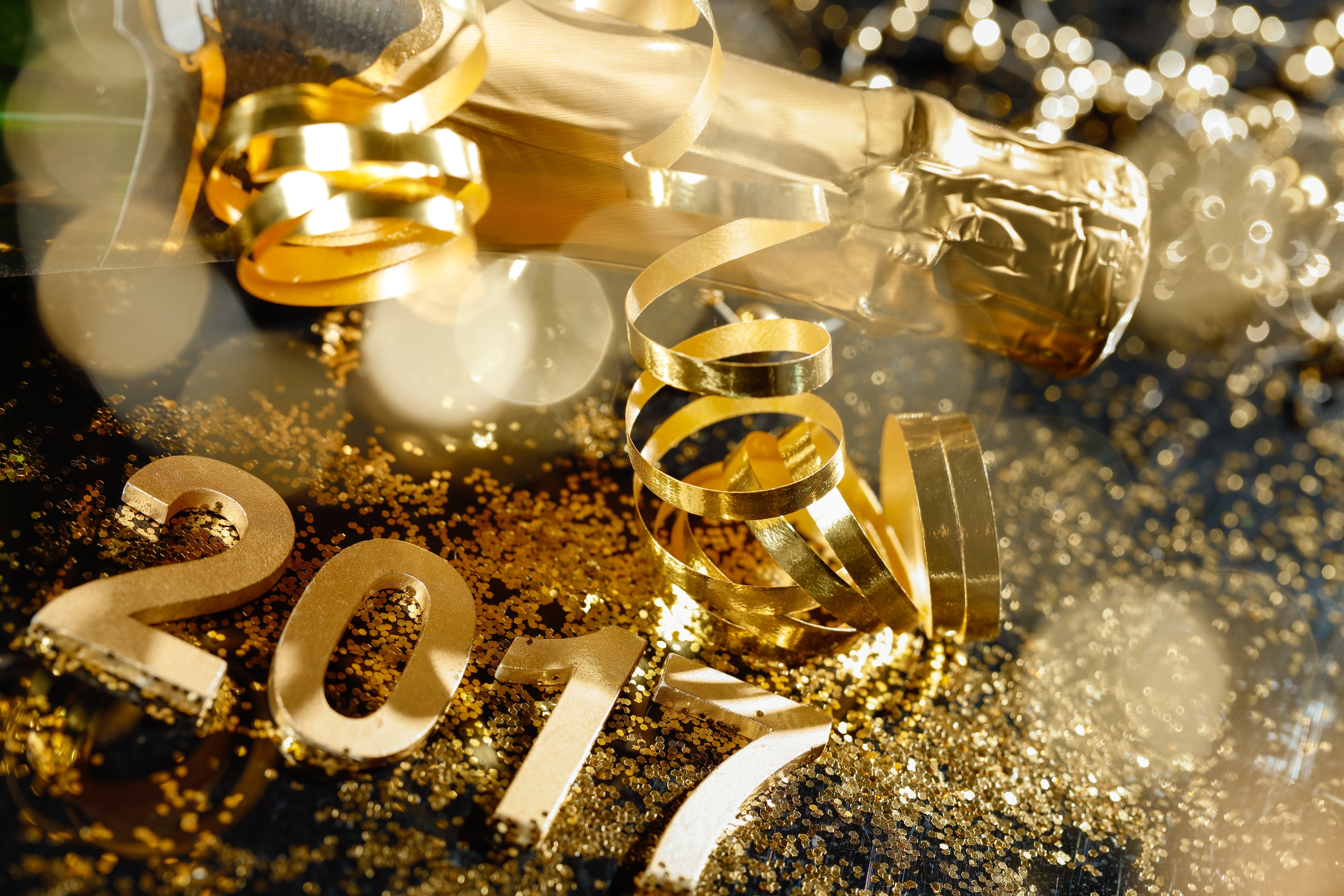 804386 скачать картинку новый год 2017, шампанское, праздничные, золотой, новый год, лента - обои и заставки бесплатно