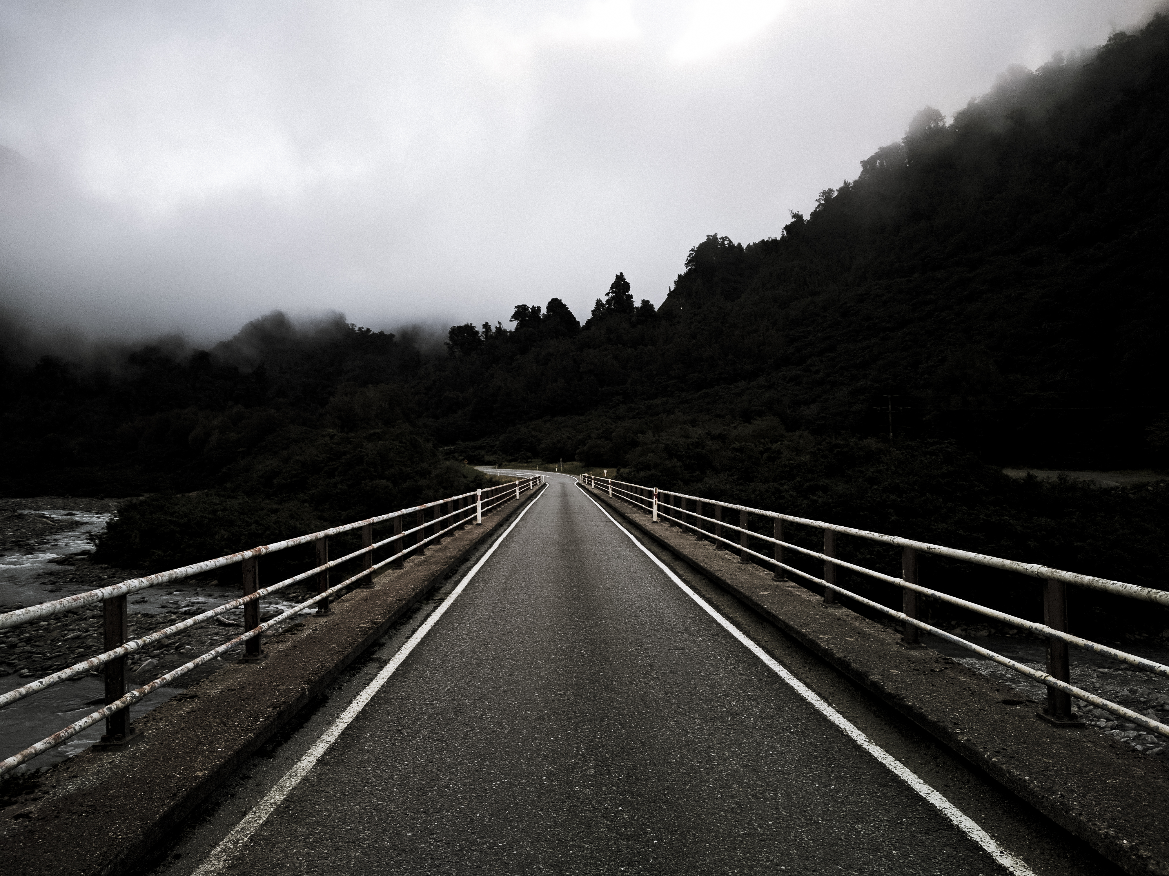 Handy-Wallpaper Straße, Baum, Nebel, Zaun, Schwarz Weiß, Menschengemacht kostenlos herunterladen.