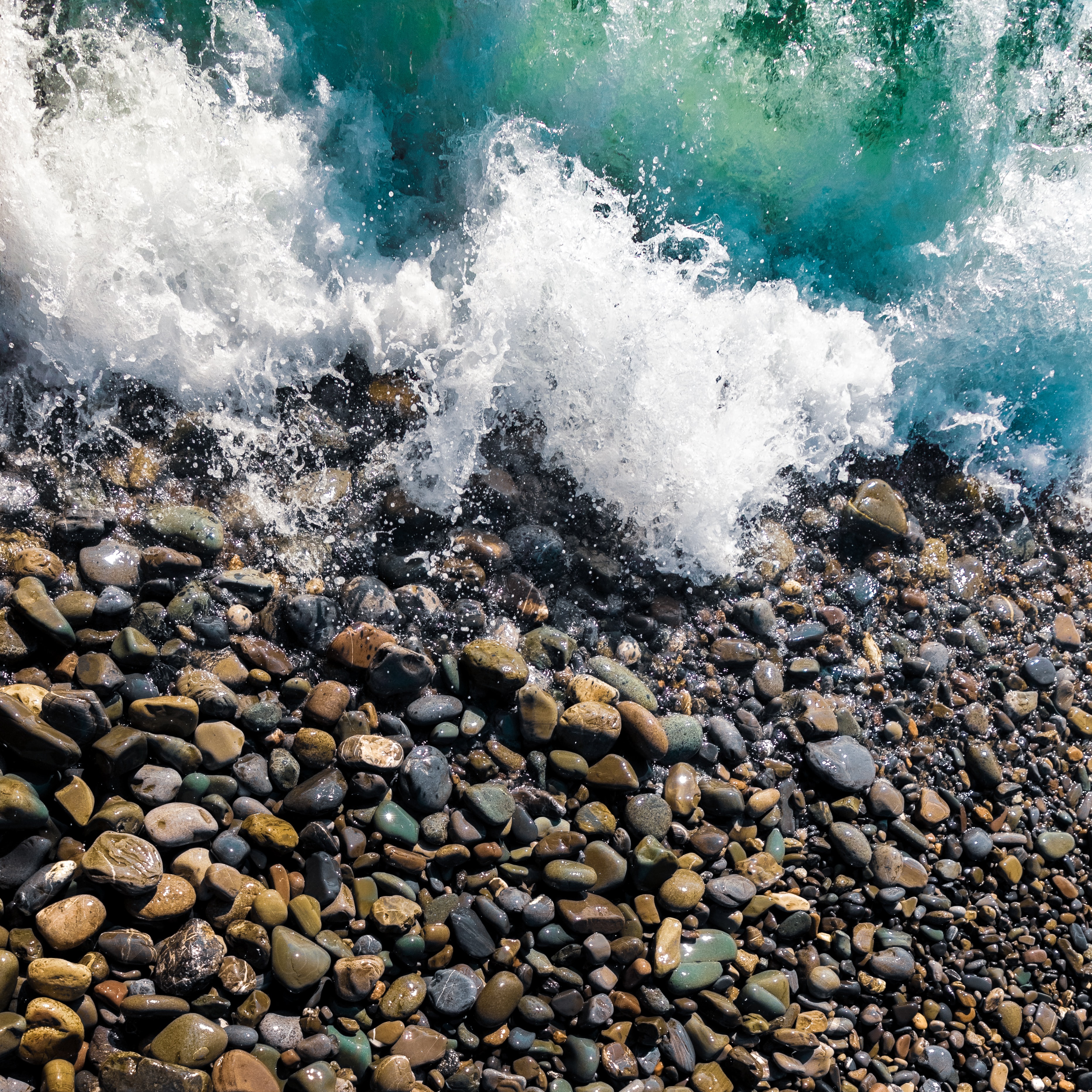 Download mobile wallpaper Foam, Waves, Coast, Spray, Pebble, Nature for free.