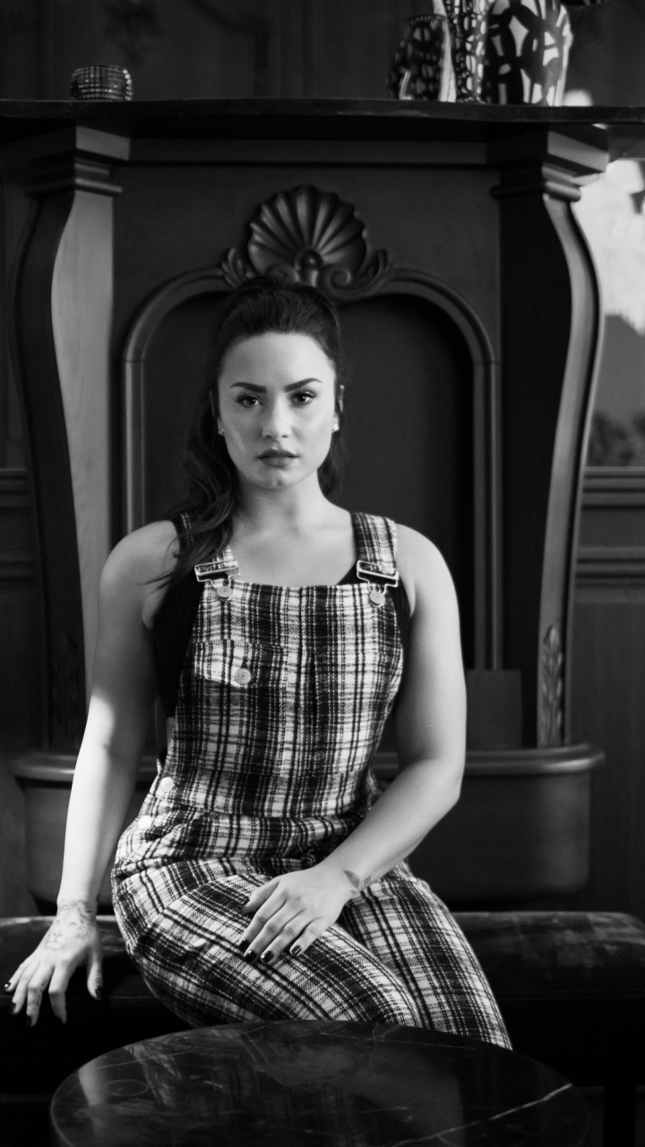 Download mobile wallpaper Music, Monochrome, Singer, Black & White, Demi Lovato for free.