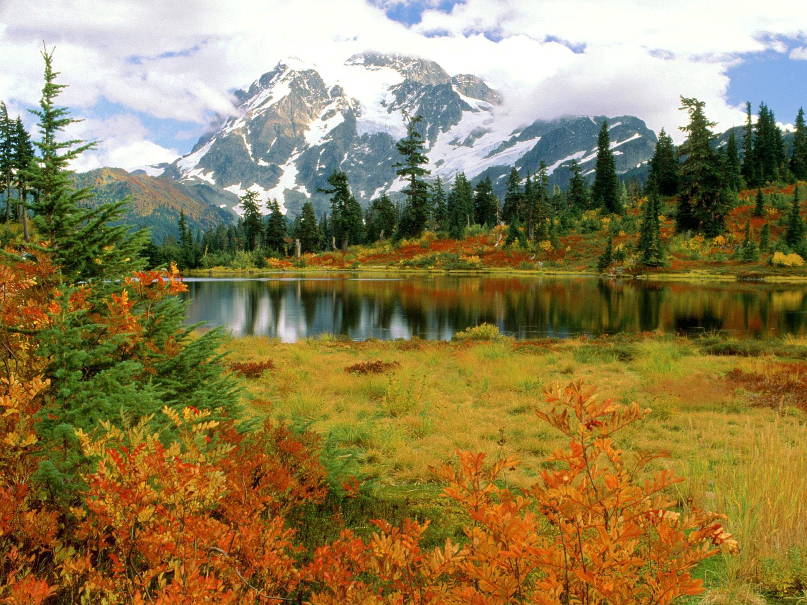 Скачать обои бесплатно Mount Shuksan, Гора, Озеро, Вашингтон, Природа, Парк, Осень картинка на рабочий стол ПК