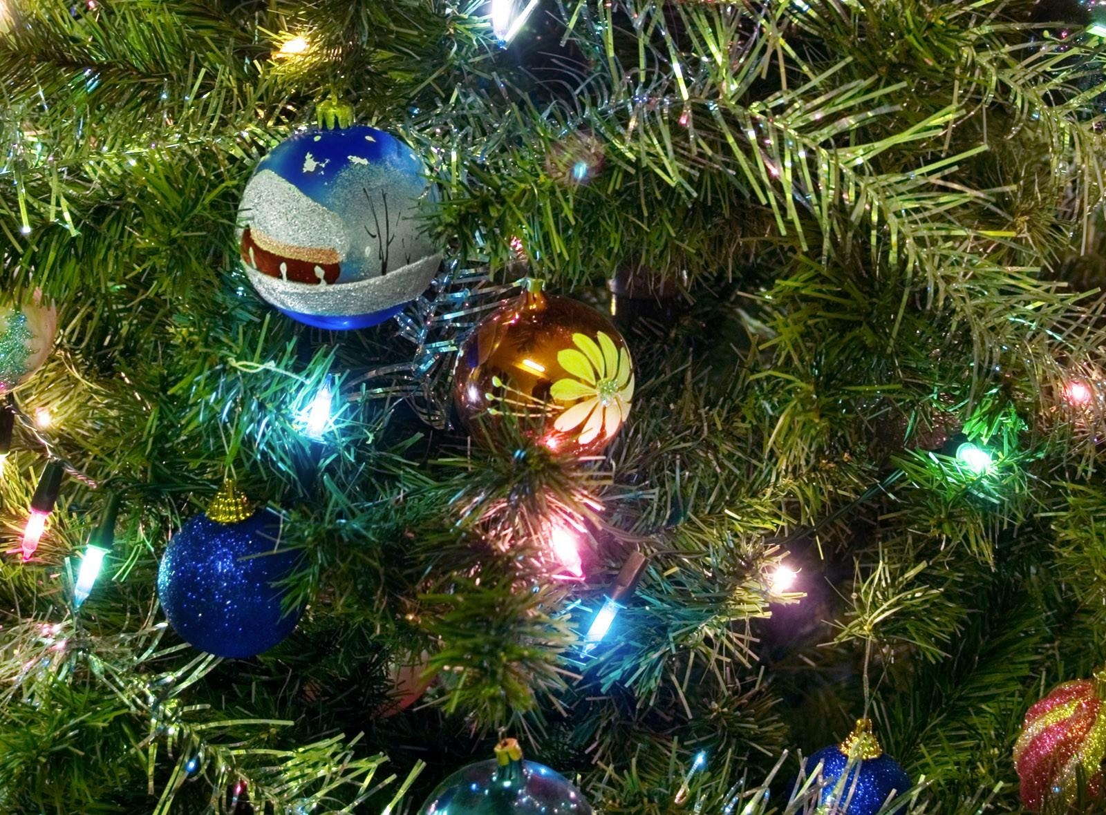 128410 Hintergrundbild herunterladen feiertage, neujahr, neues jahr, urlaub, weihnachtsschmuck, weihnachtsbaum spielzeug, weihnachtsbaum, girlande, garland, bälle - Bildschirmschoner und Bilder kostenlos