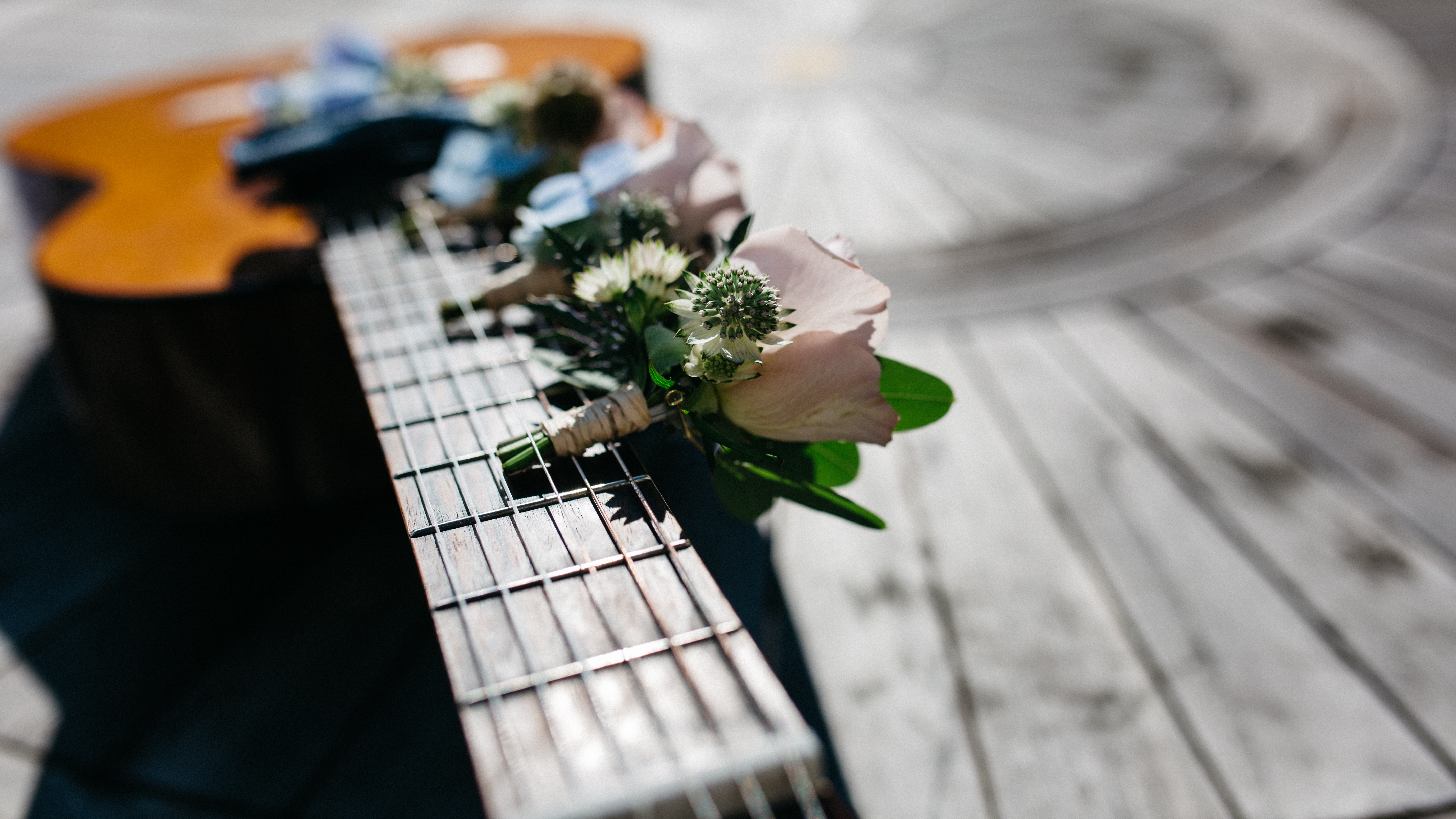 Handy-Wallpaper Gitarre, Bouquet, Blumen, Strauß, Musik kostenlos herunterladen.