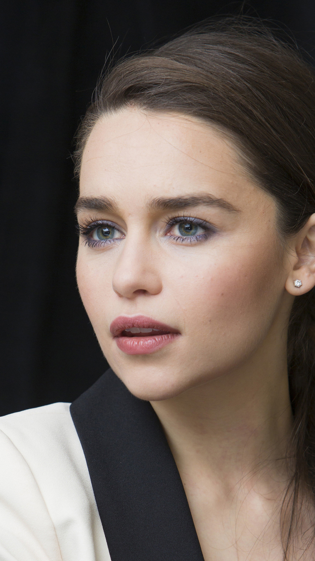 Baixar papel de parede para celular de Inglês, Morena, Celebridade, Cabelo Castanho, Atriz, Emilia Clarke gratuito.