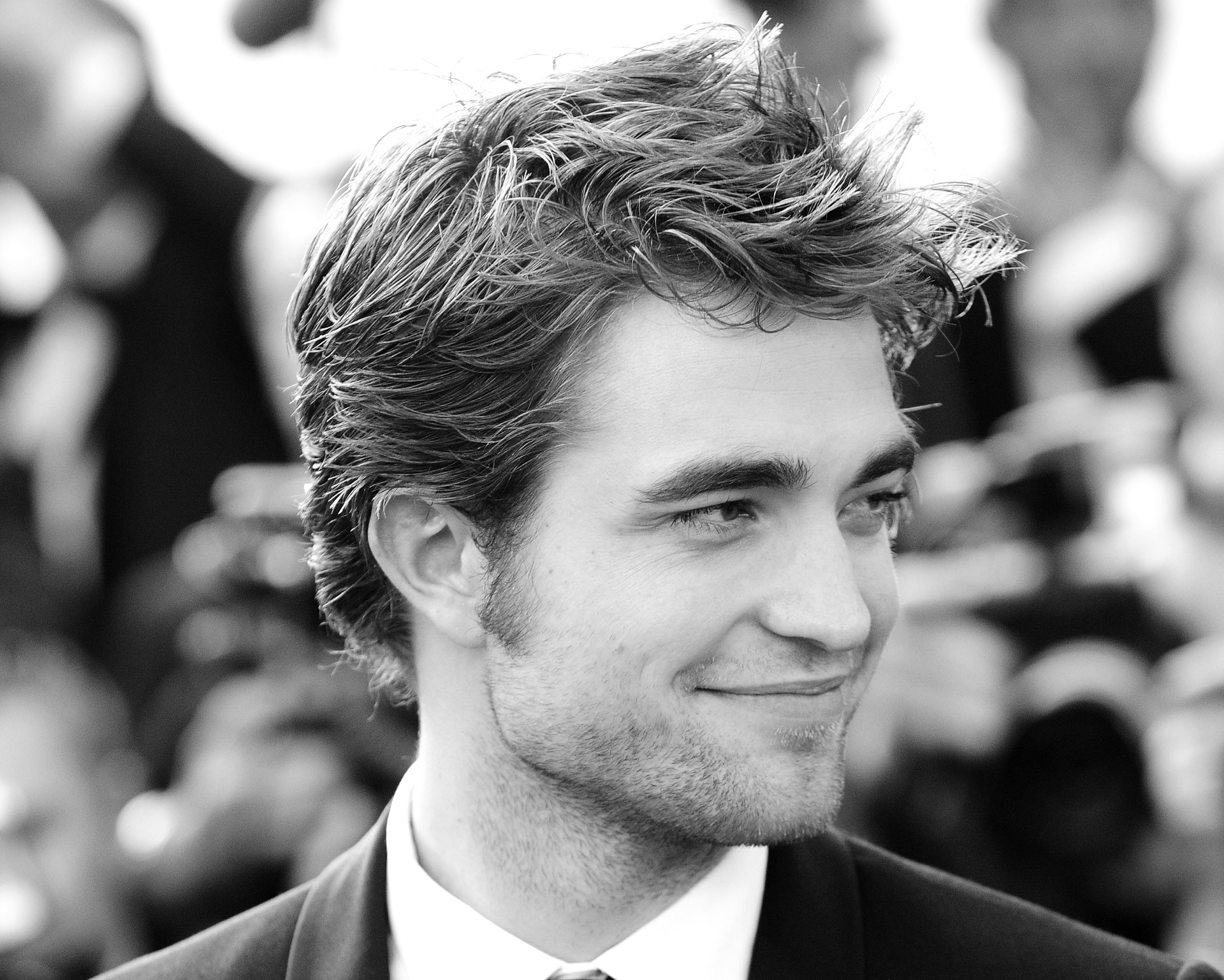 Handy-Wallpaper Schauspieler, Robert Pattinson, Lächeln, Schwarz Weiß, Gesicht, Berühmtheiten kostenlos herunterladen.
