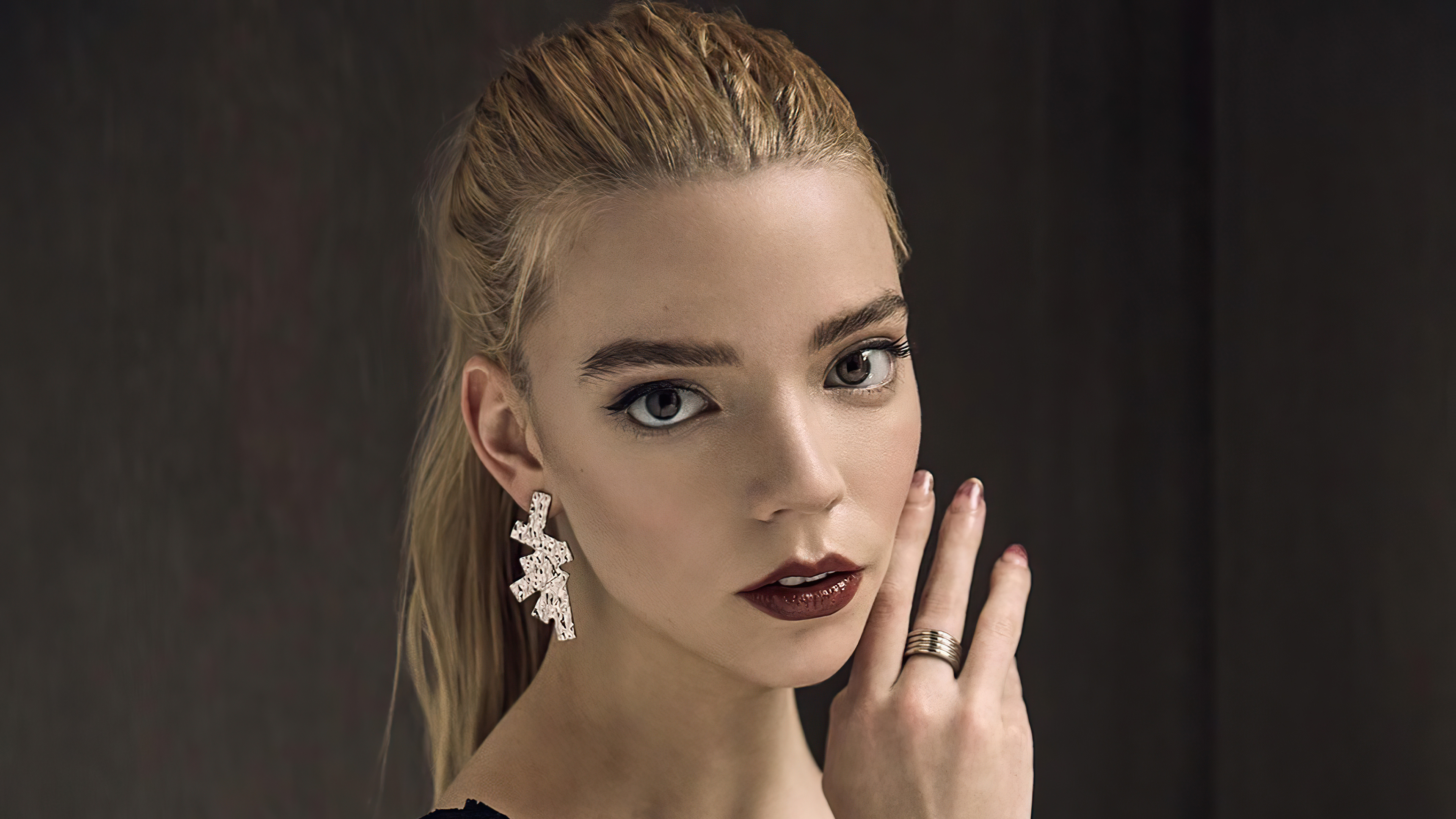 Download mobile wallpaper Blonde, Earrings, Celebrity, Actress, Lipstick, Argentinian, Anya Taylor Joy for free.