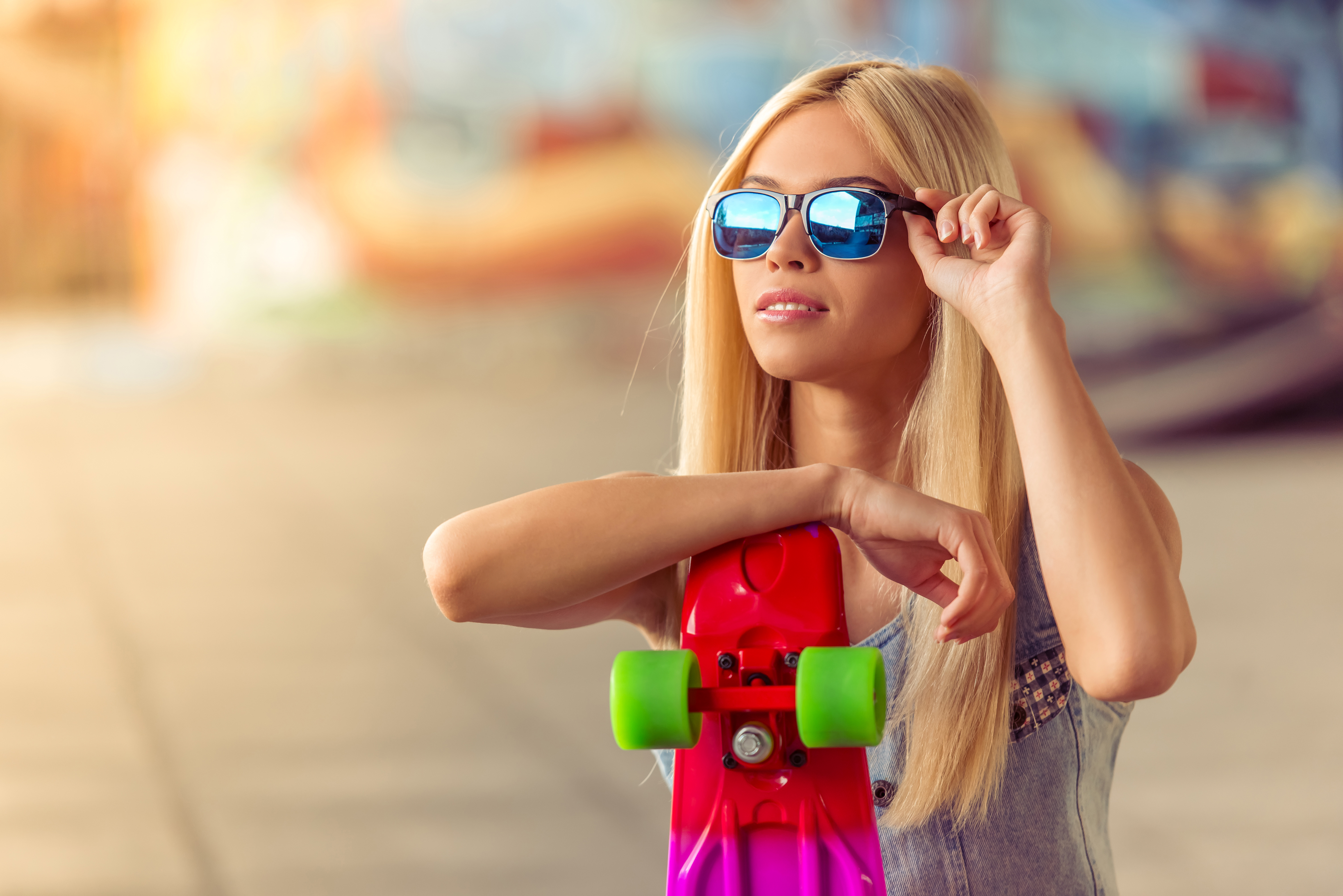 Handy-Wallpaper Skateboard, Sonnenbrille, Modell, Frauen, Blondinen, Tiefenschärfe kostenlos herunterladen.