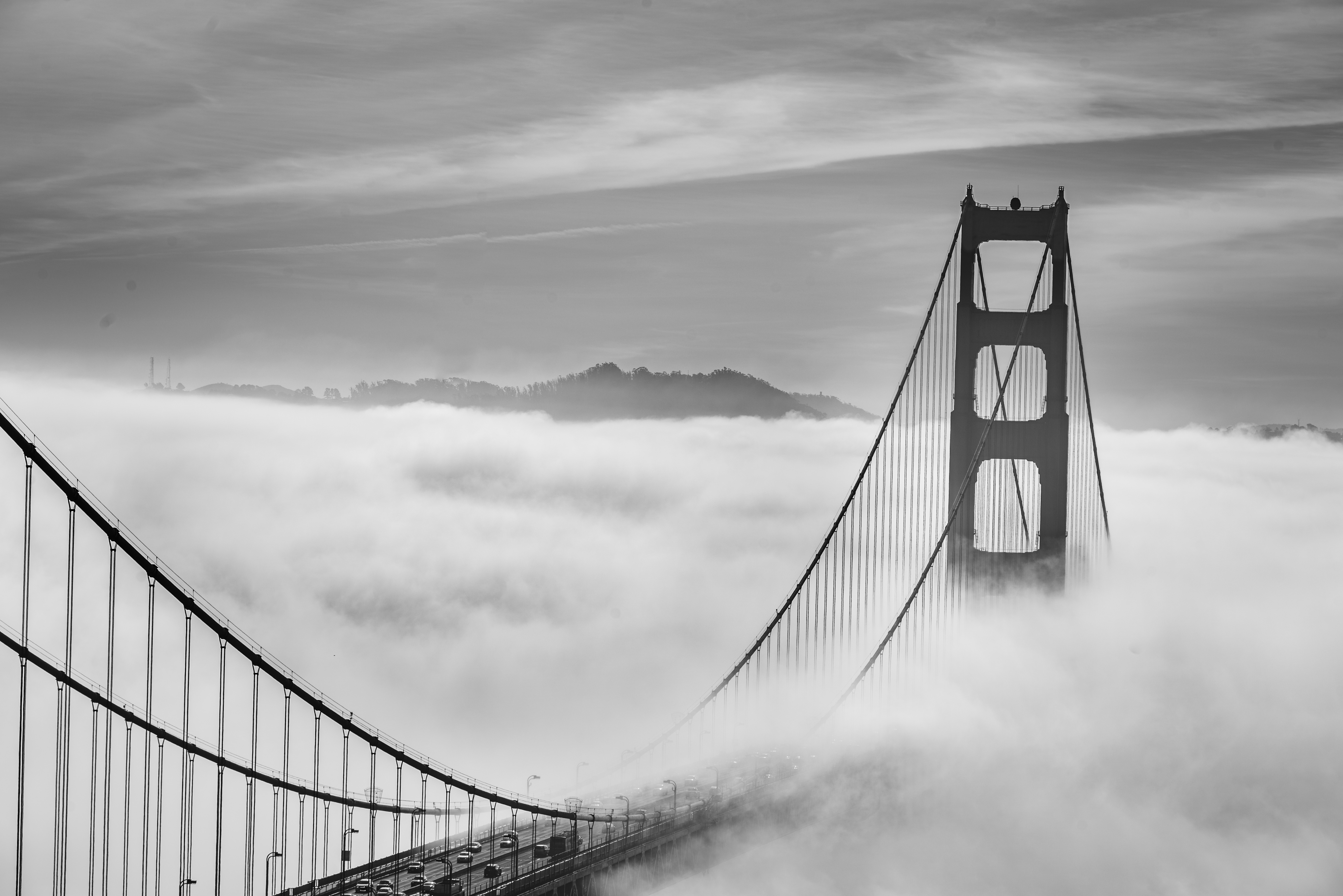 106934 скачать картинку города, чб, облака, туман, мост - обои и заставки бесплатно