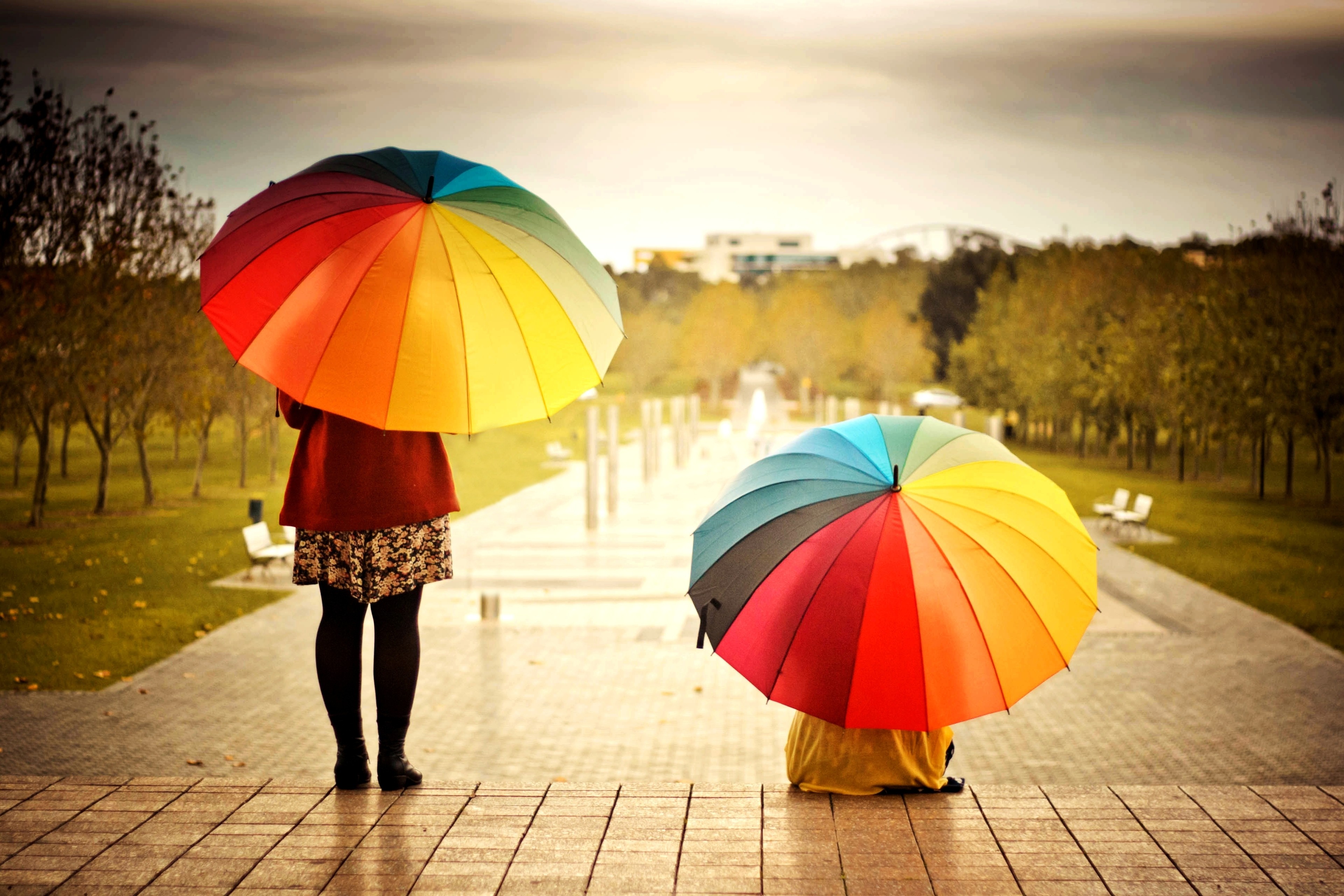 116097 завантажити шпалери різнобарвні, діти, різне, райдужний, райдужні, настрій, різнокольорові, негода, погана погода, парасольки, парасолі - заставки і картинки безкоштовно