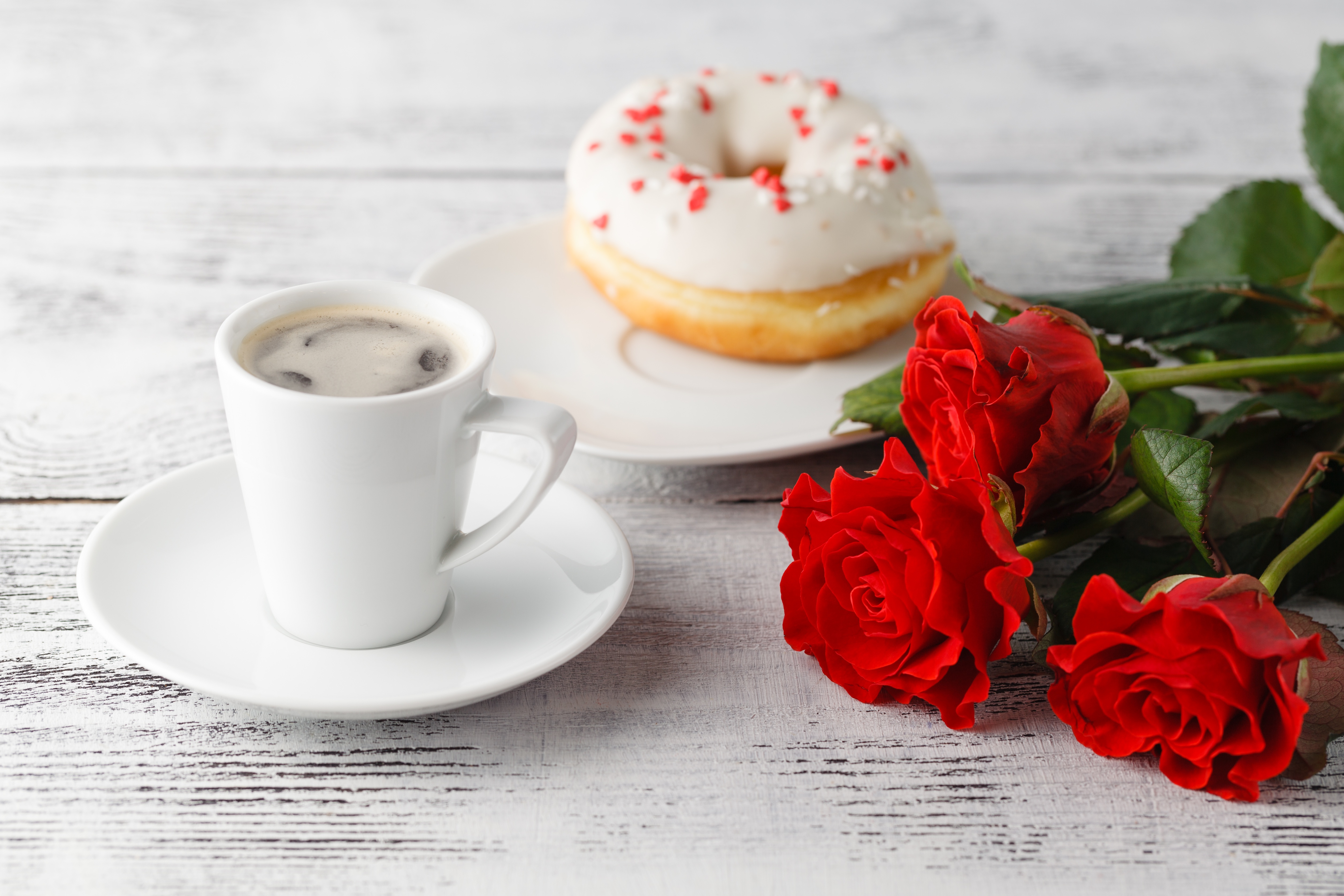 Handy-Wallpaper Rose, Tasse, Rote Blume, Nahrungsmittel, Stillleben, Kaffee kostenlos herunterladen.