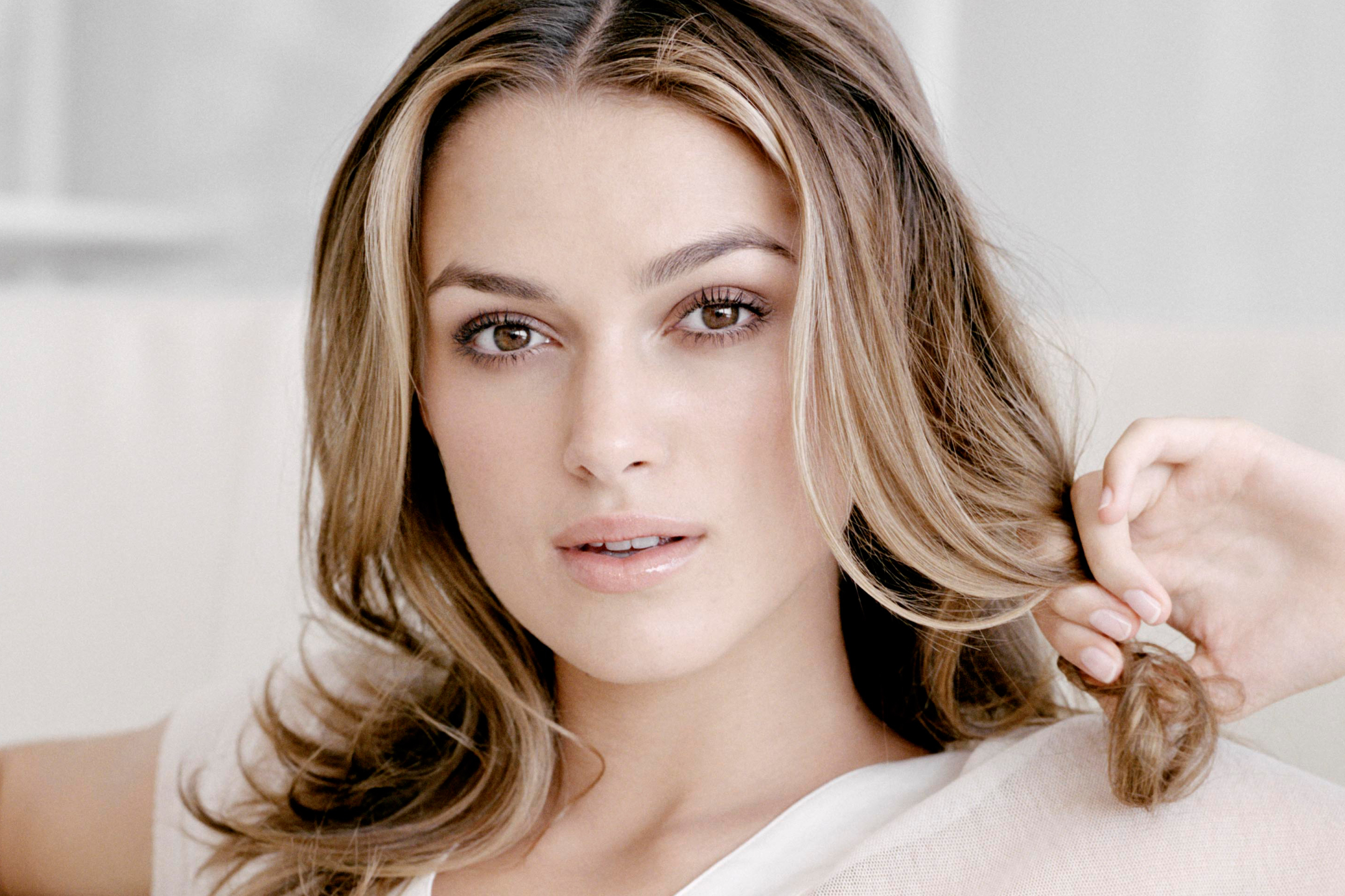 Free download wallpaper Blonde, English, Face, Celebrity, Keira Knightley, Actress on your PC desktop