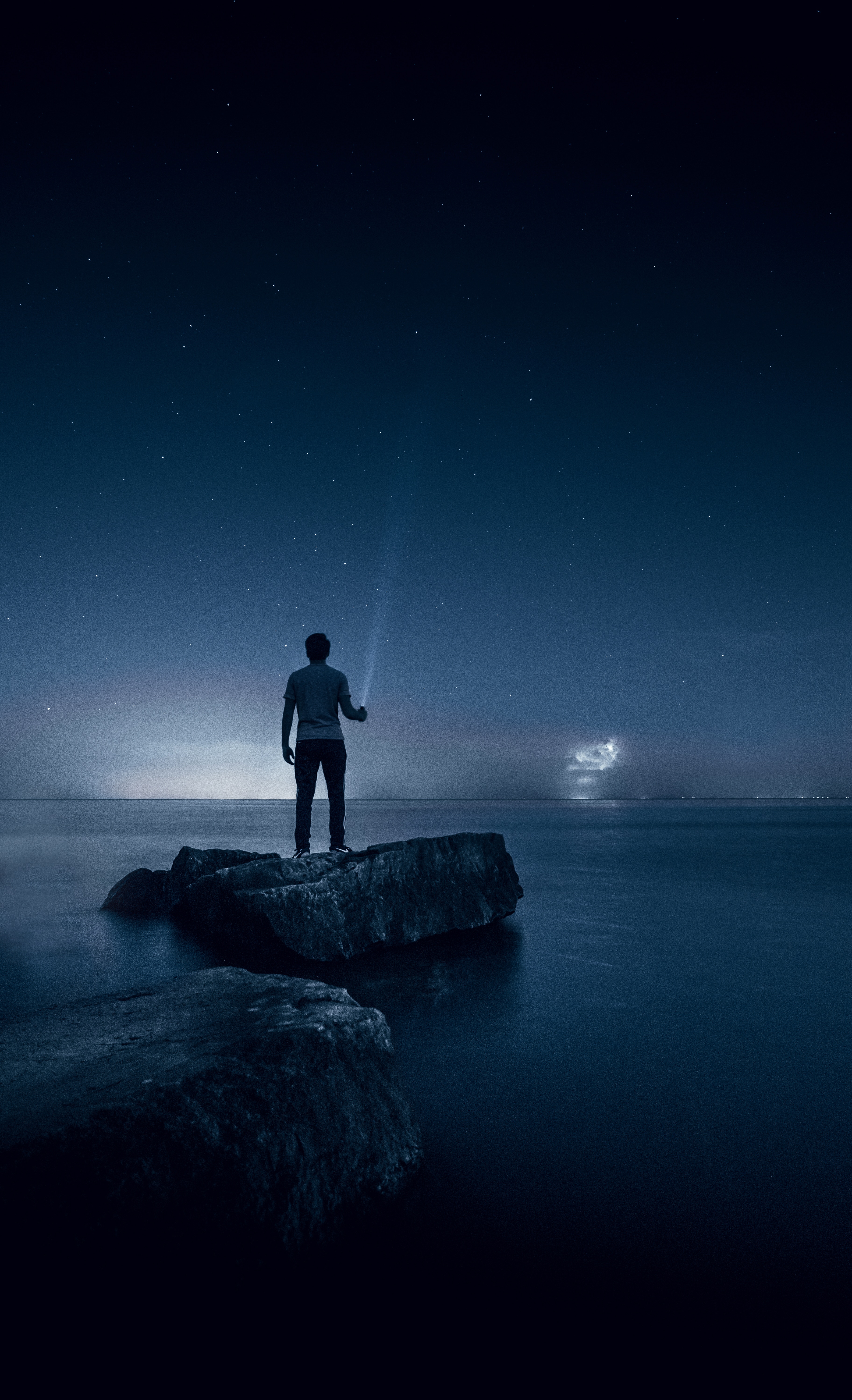 Free download wallpaper Mississauga, Starry Sky, Person, Lake, Human, Canada, Loneliness, Dark on your PC desktop