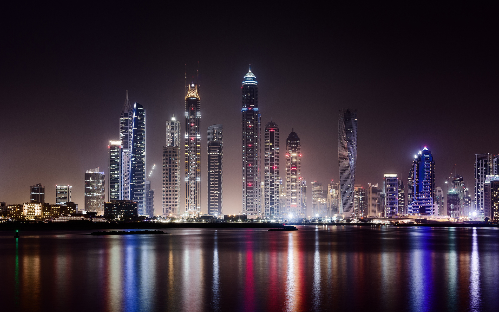 Handy-Wallpaper Dubai, Stadtbild, Wolkenkratzer, Städte, Menschengemacht, Wasser, Nacht, Spiegelung, Großstadt kostenlos herunterladen.