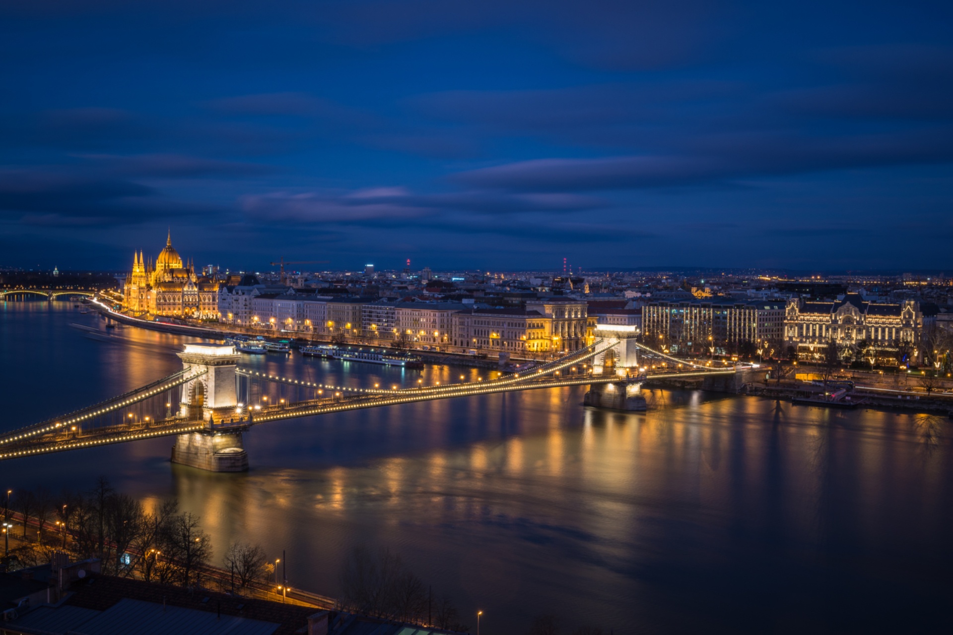 430980 скачать обои мост, сделано человеком, будапешт, здание, цепной мост, город, здание венгерского парламента, венгрия, ночь, города - заставки и картинки бесплатно