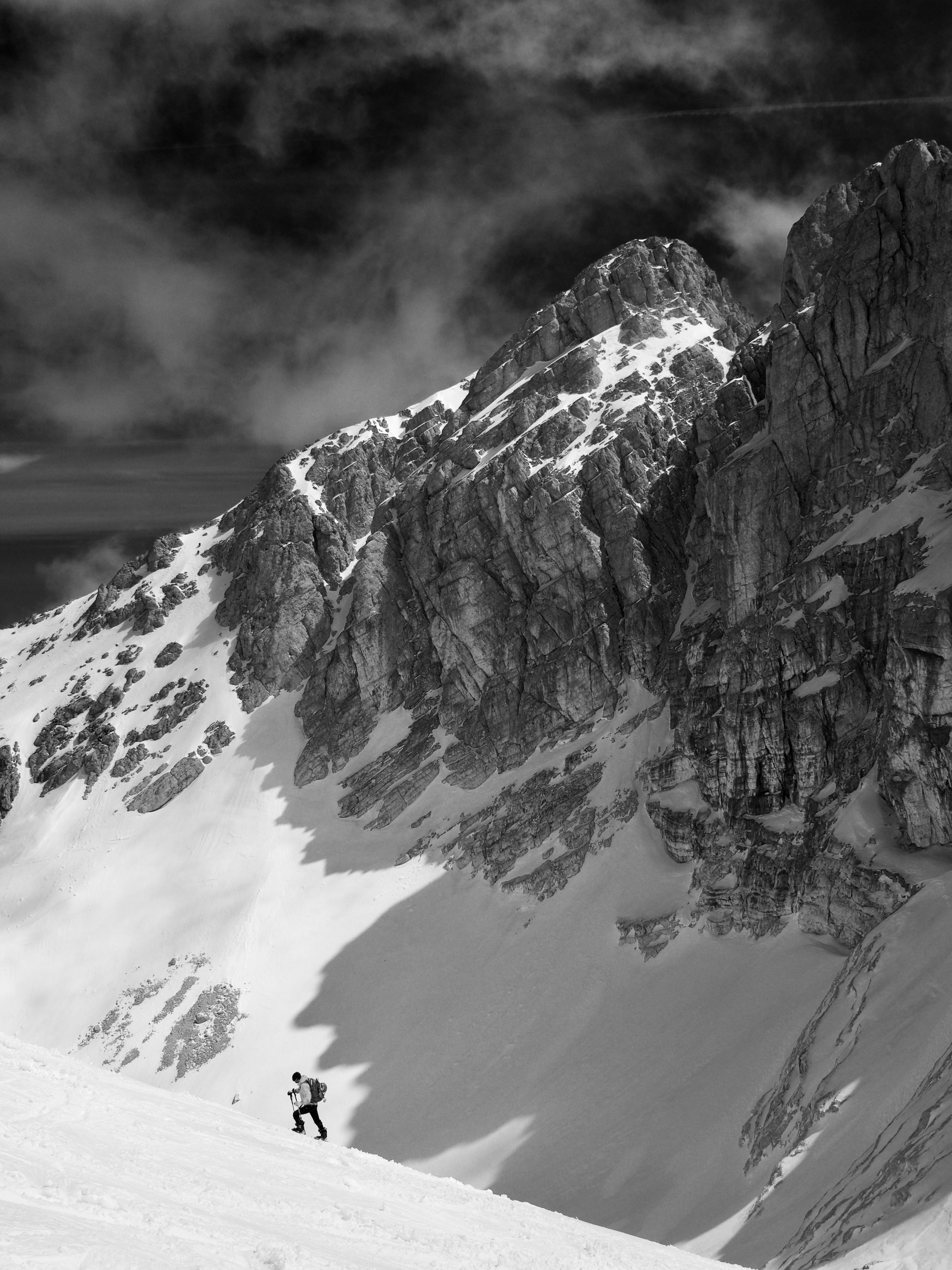 118612 descargar fondo de pantalla paisaje, naturaleza, montañas, nieve, bw, chb, trepador, montañero: protectores de pantalla e imágenes gratis
