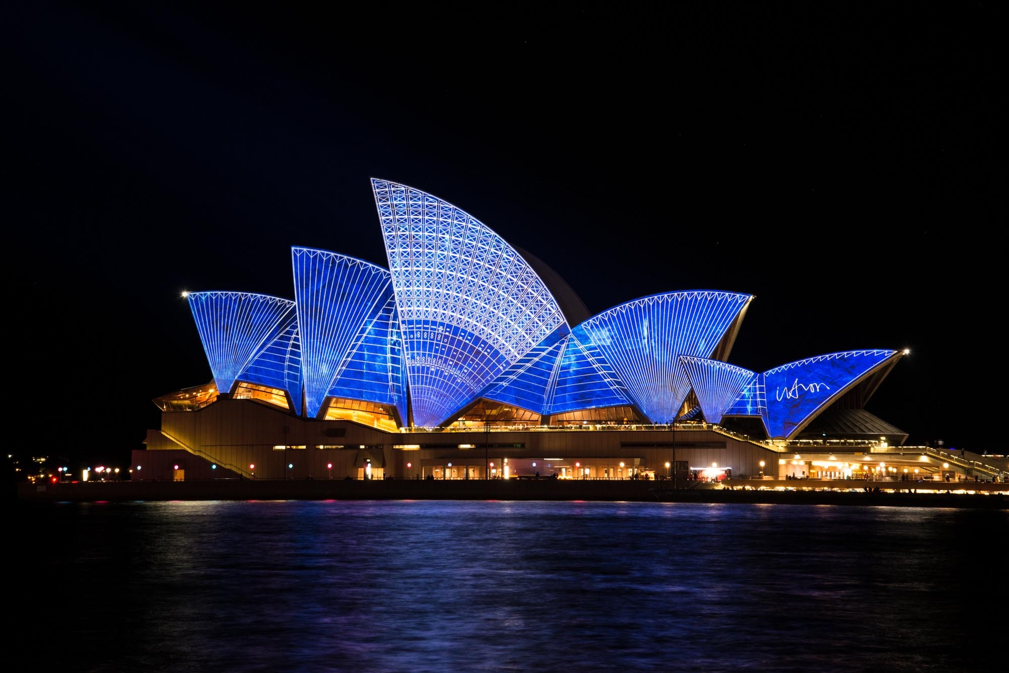 Скачать обои бесплатно Ночь, Архитектура, Свет, Синий, Сидней, Австралия, Сиднейский Оперный Театр, Сделано Человеком картинка на рабочий стол ПК