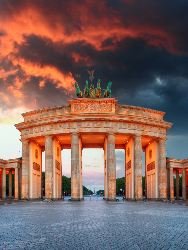 1130674壁紙のダウンロードマンメイド, ブランデンブルク門, 銅像, ベルリン, 記念碑, ドイツ, 場所, クラウド, モニュメント-スクリーンセーバーと写真を無料で