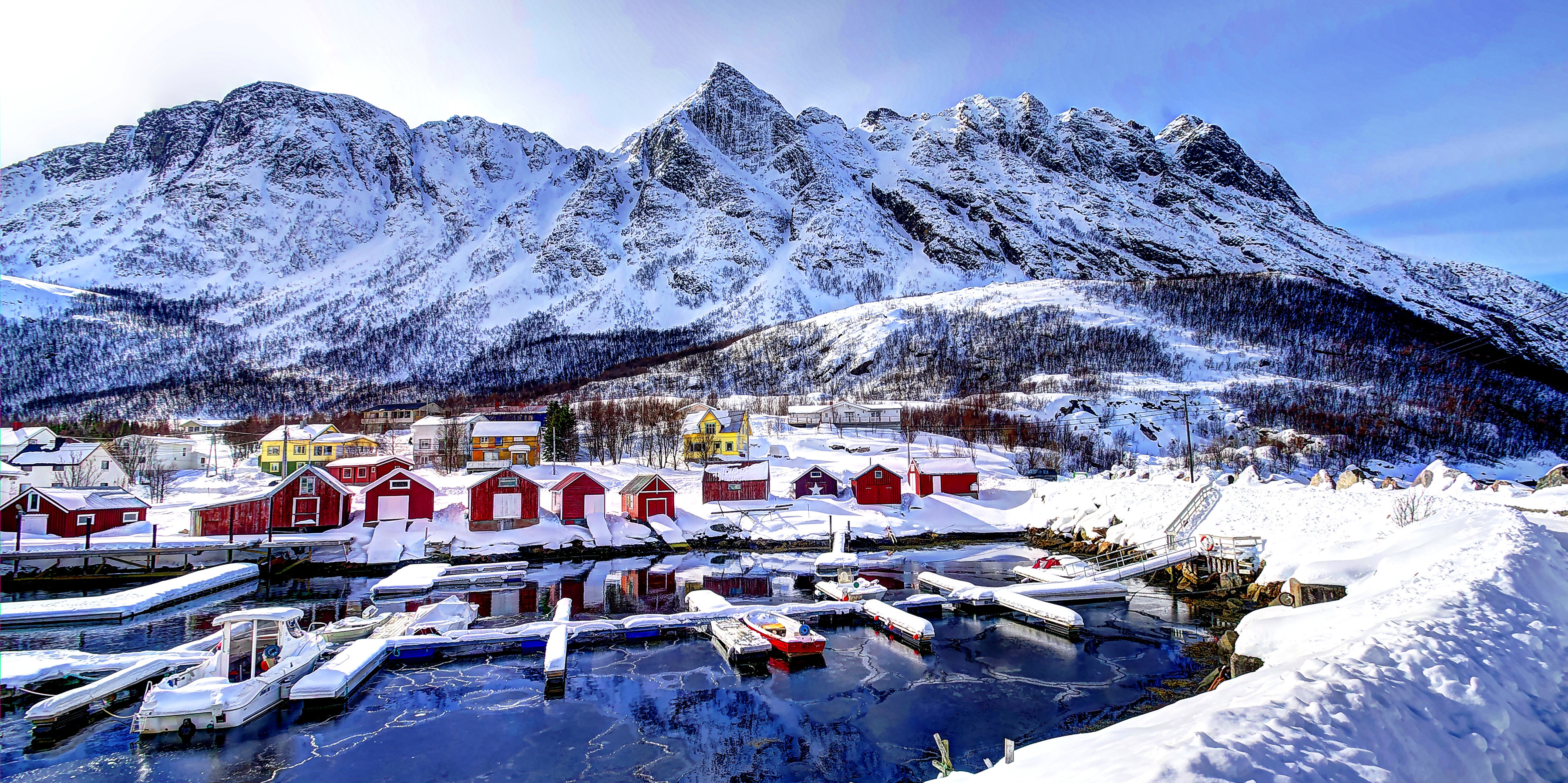 150013 скачать картинку снег, зима, норвегия, горы, города, здания, залив - обои и заставки бесплатно