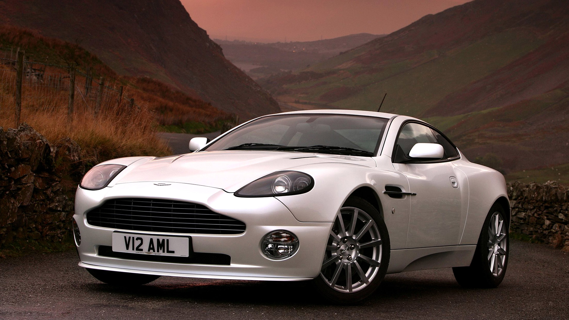 Baixe gratuitamente a imagem Aston Martin, Carro, Veículos, Carro Branco, Aston Martin Vanquish na área de trabalho do seu PC