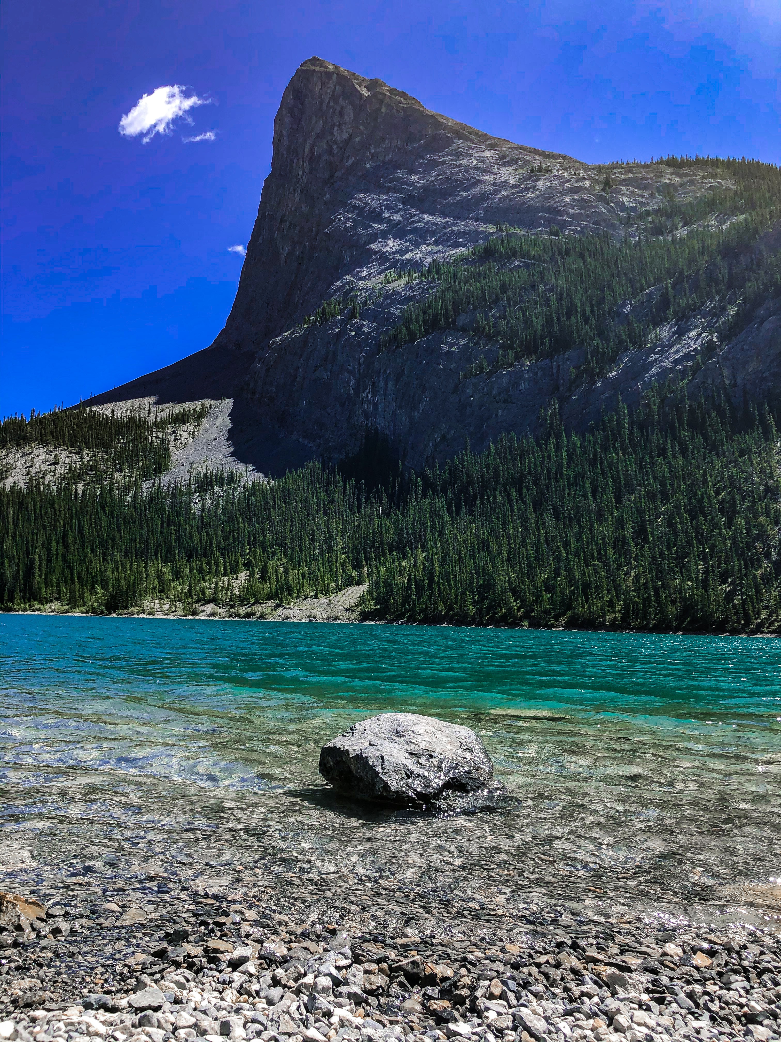 134287 descargar fondo de pantalla naturaleza, guijarro, lago, acantilado, piedra, una roca: protectores de pantalla e imágenes gratis