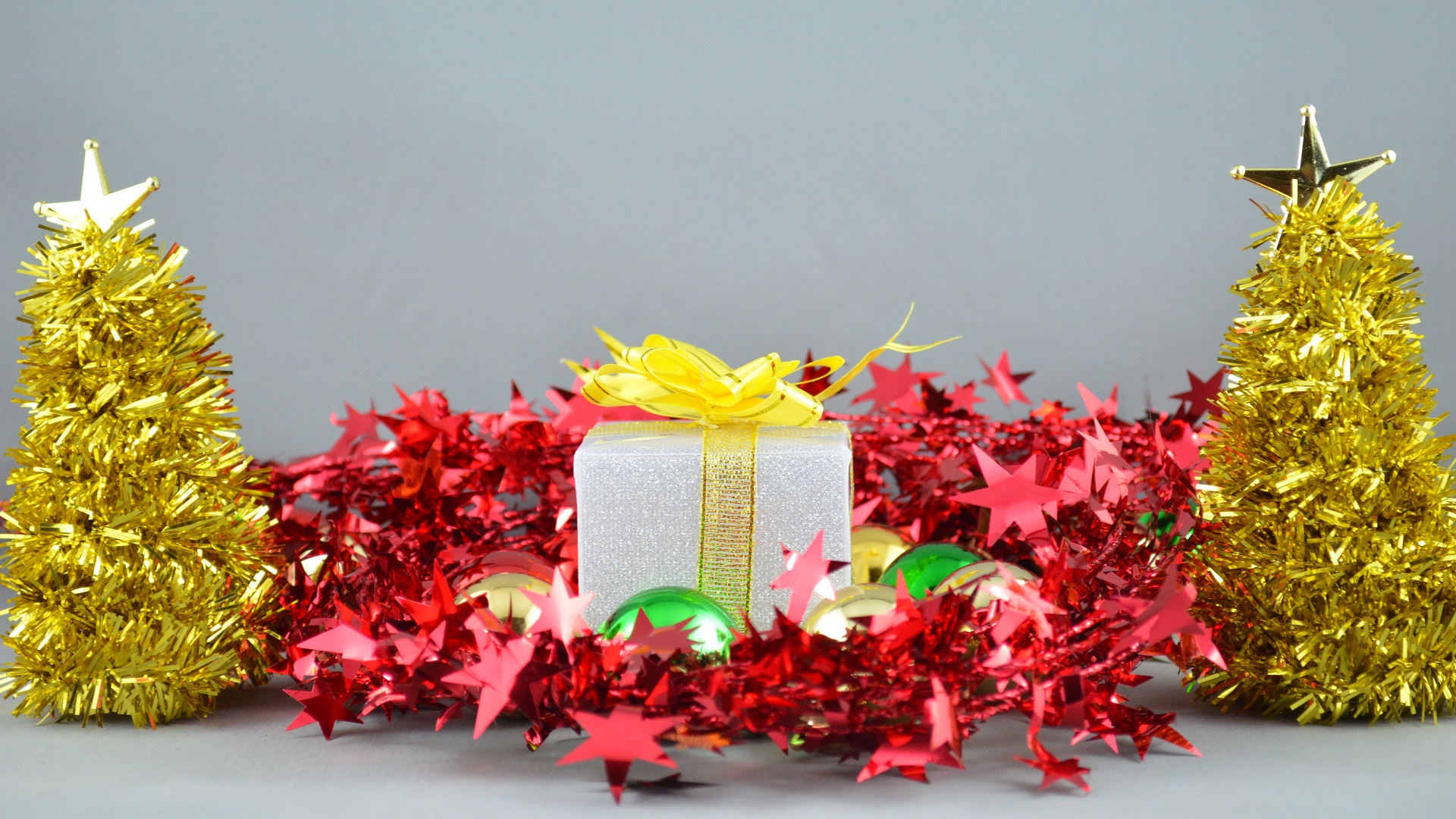 Handy-Wallpaper Feiertage, Weihnachten, Gold, Geschenk, Weihnachtsschmuck, Weihnachtsbaum kostenlos herunterladen.
