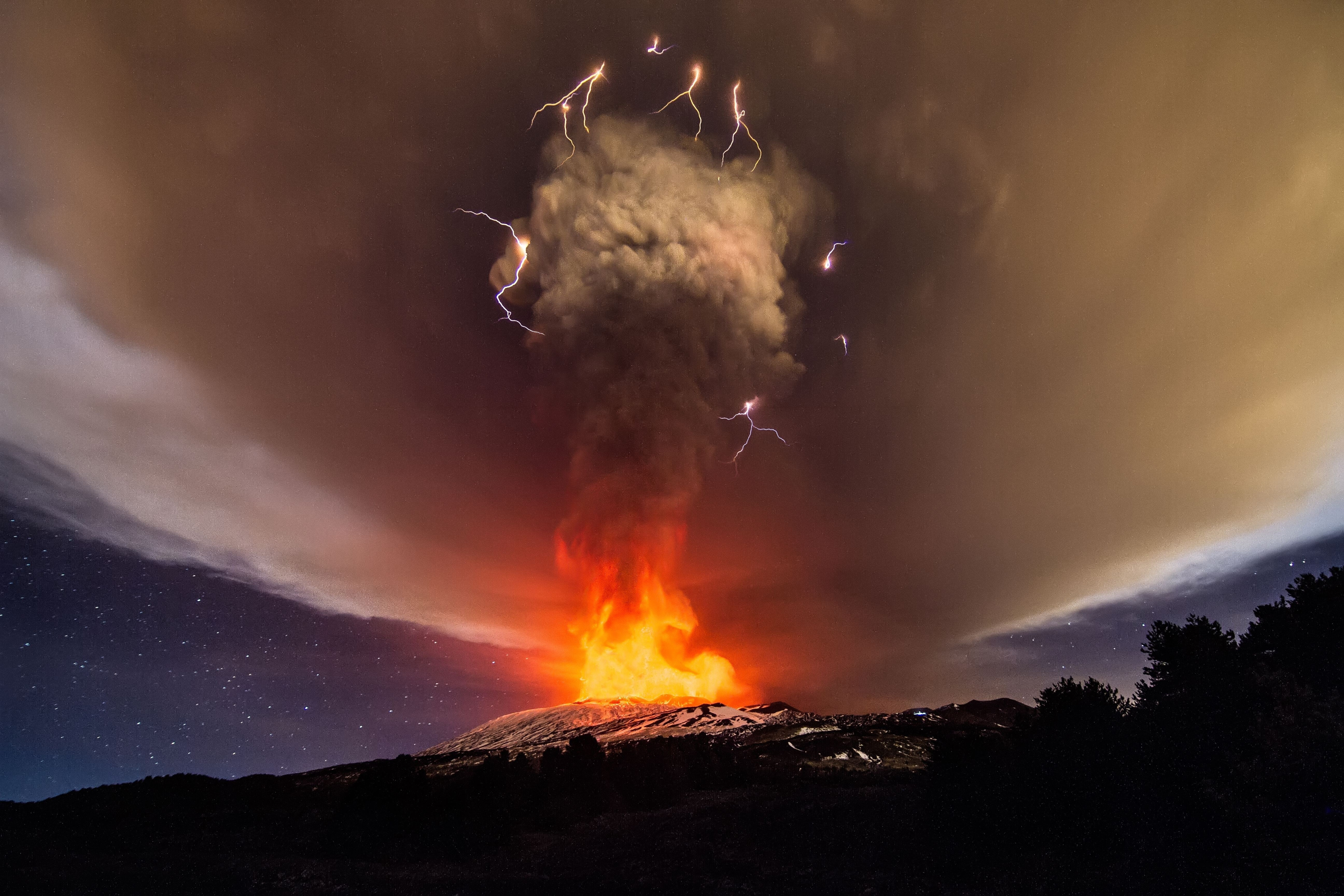 382906 скачать картинку вулканы, земля/природа, вулкан, облака, огонь, молния - обои и заставки бесплатно