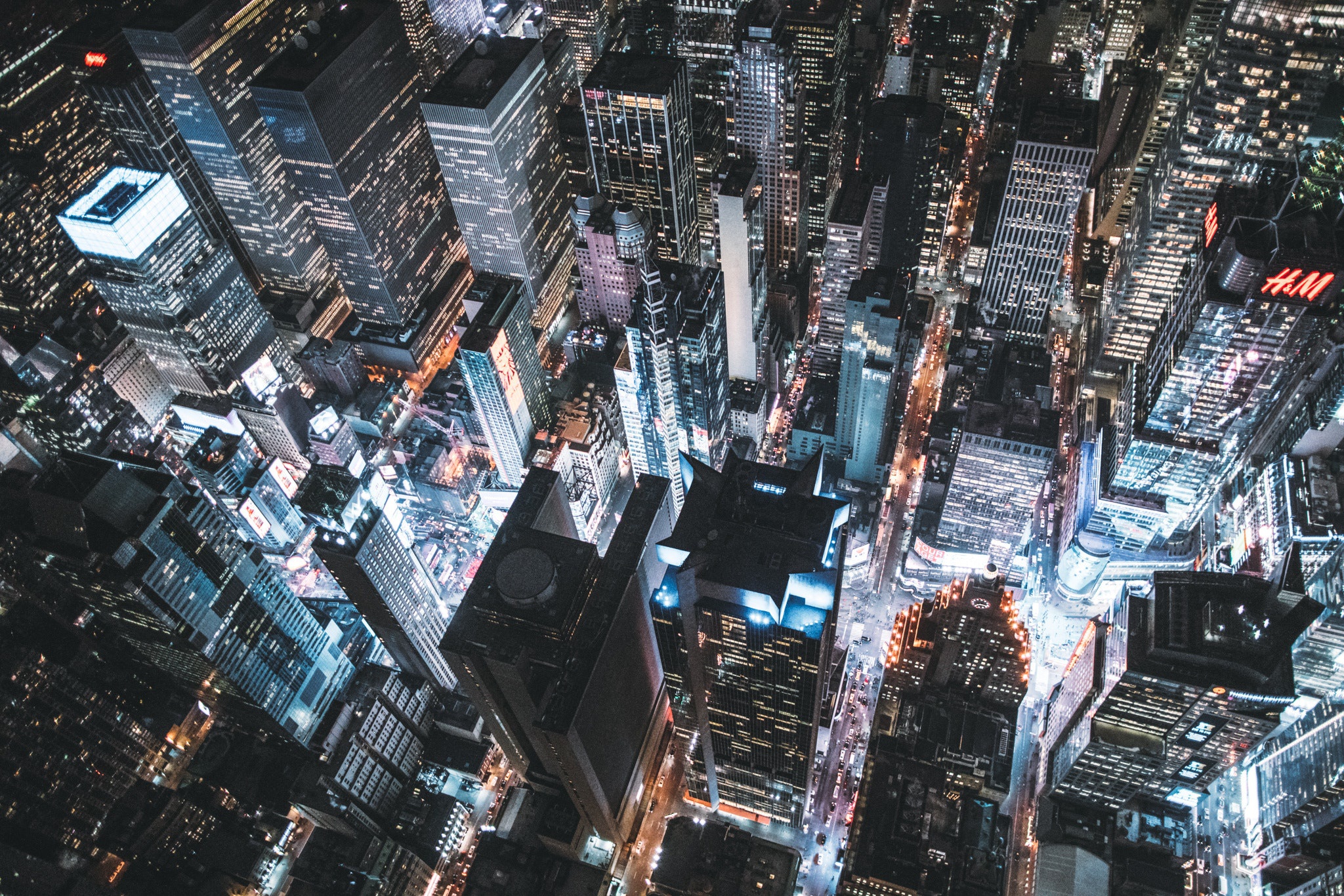 Handy-Wallpaper Städte, Wolkenkratzer, Gebäude, New York, Nacht, Vereinigte Staaten Von Amerika, Menschengemacht, Großstadt, Luftbildfotografie kostenlos herunterladen.