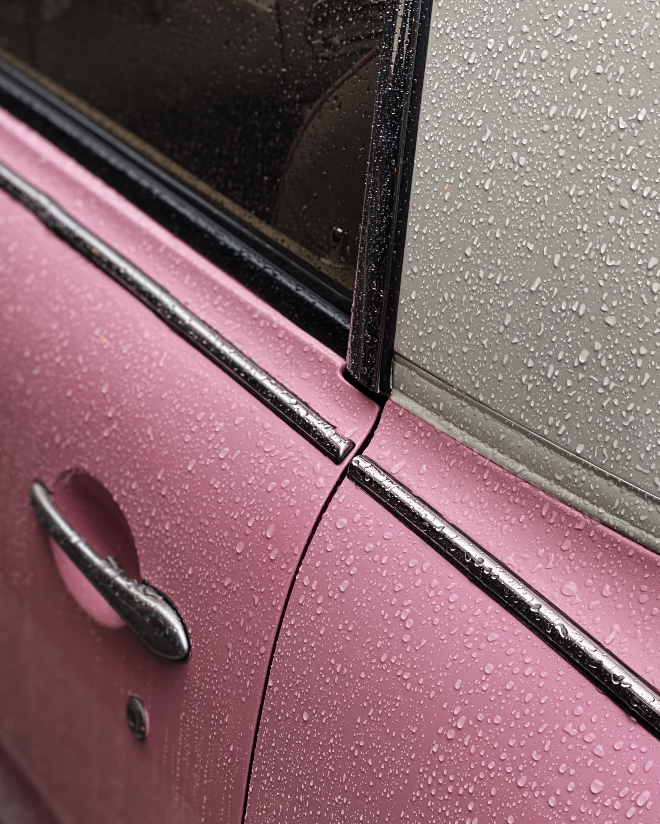 154194 скачать картинку розовый, мокрый, автомобиль, капли, тачки (cars) - обои и заставки бесплатно