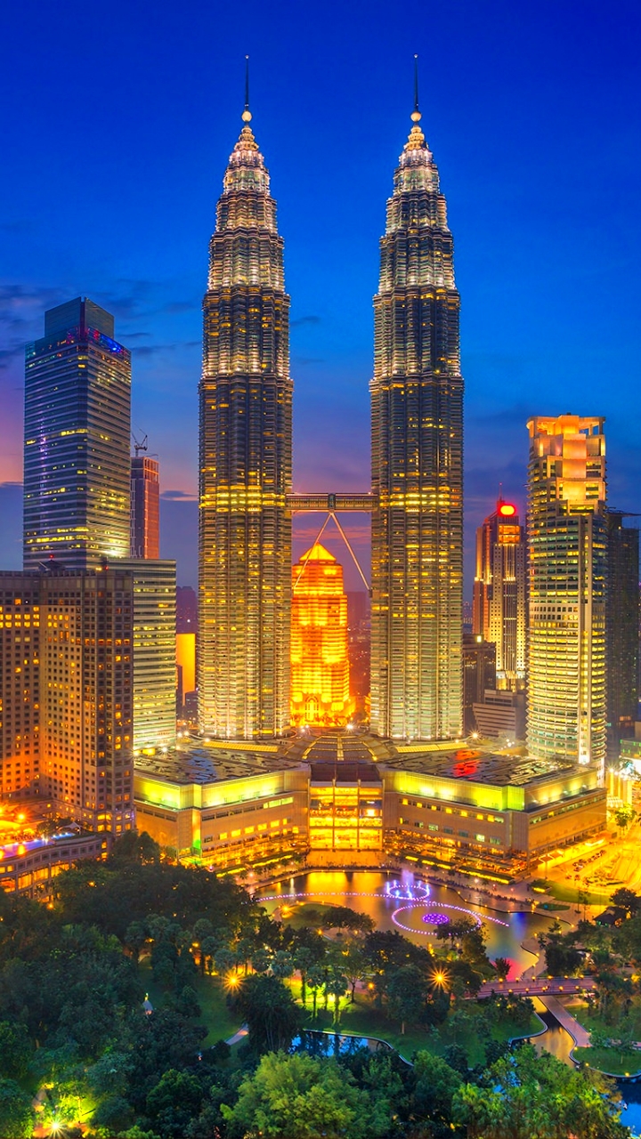 Handy-Wallpaper Städte, Stadt, Wolkenkratzer, Gebäude, Kuala Lumpur, Malaysia, Nacht, Menschengemacht, Großstadt, Petronas Türme kostenlos herunterladen.